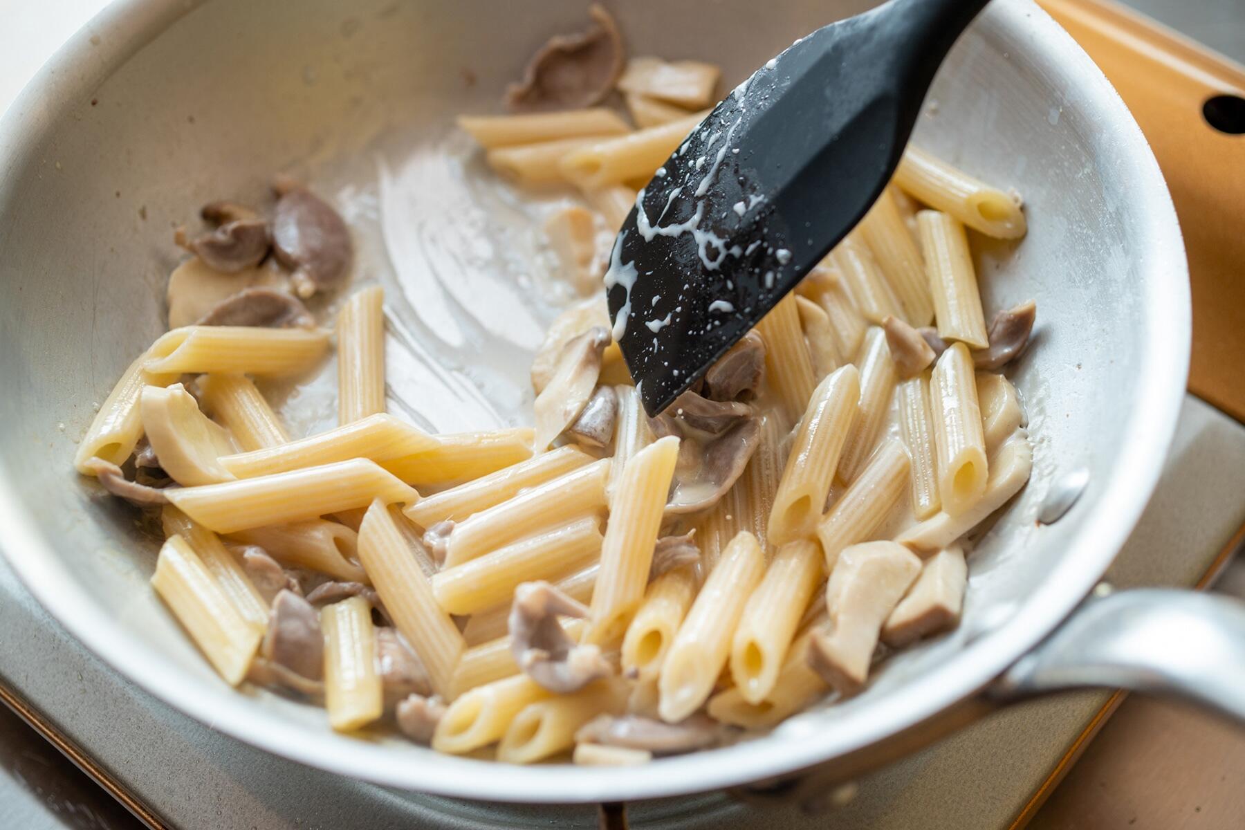 ペンネを和える