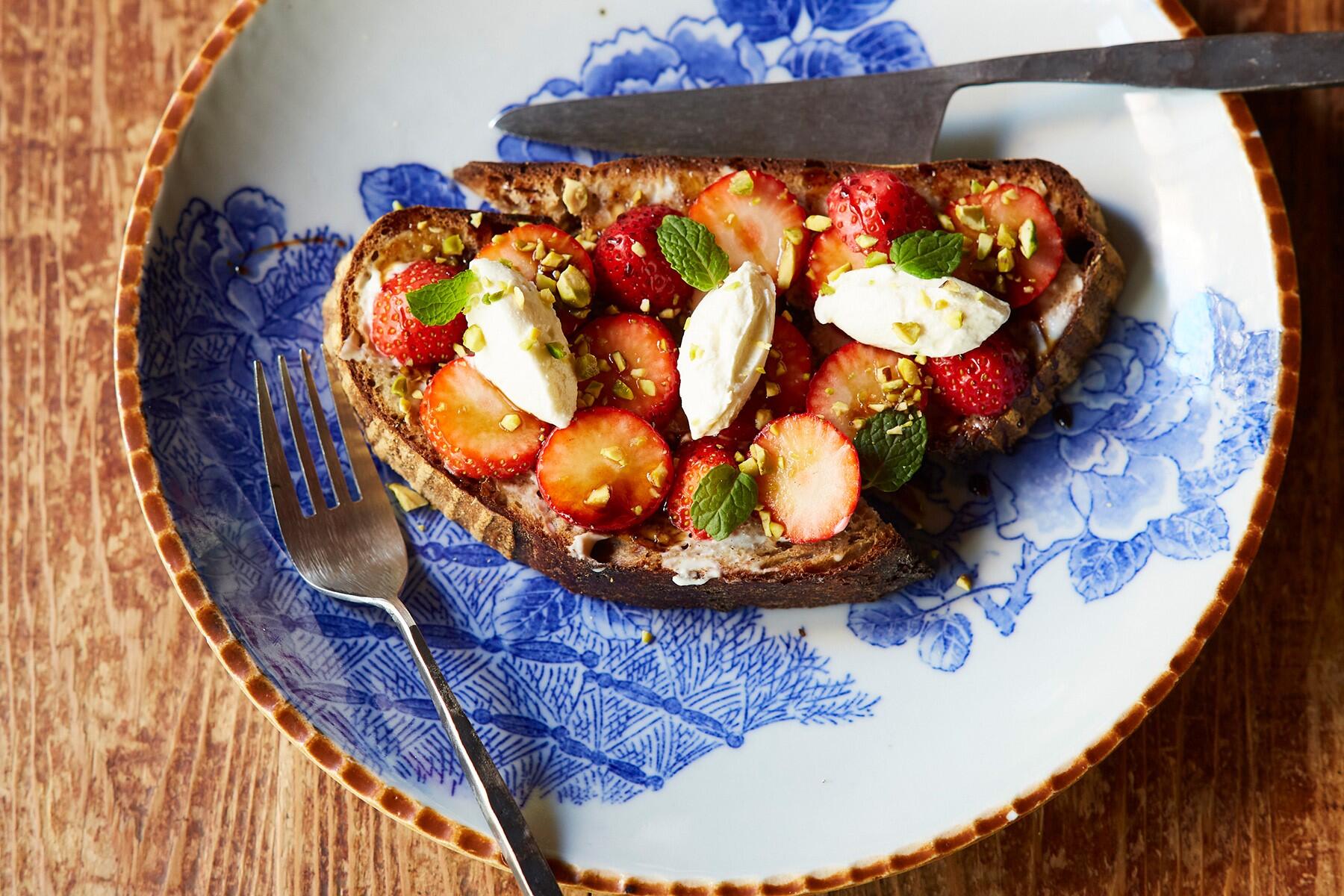 甘酸っぱい大人のおやつ“いちごとマスカルポーネ、ピスタチオのタルティーヌ”