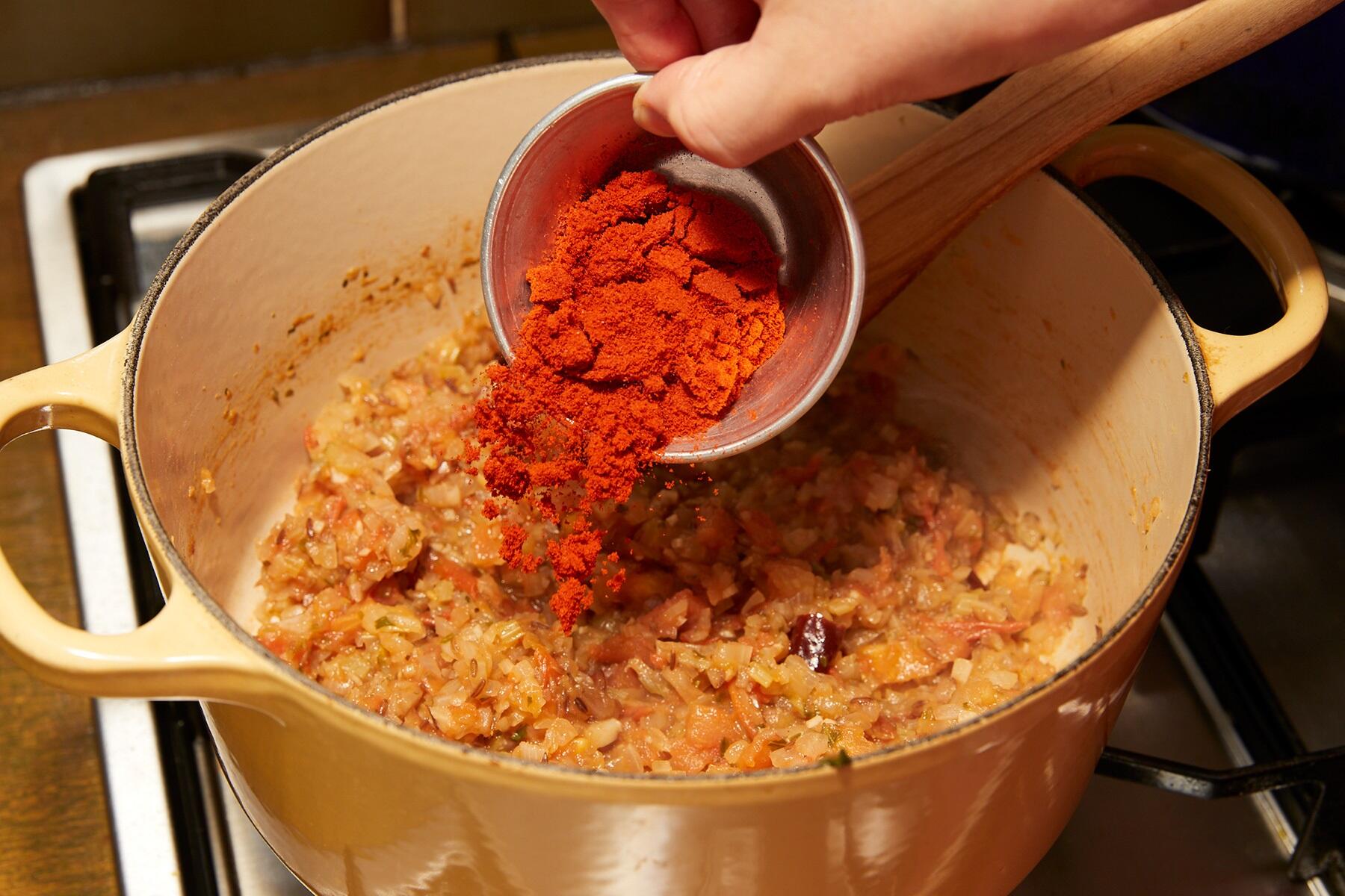 パプリカパウダーを加える