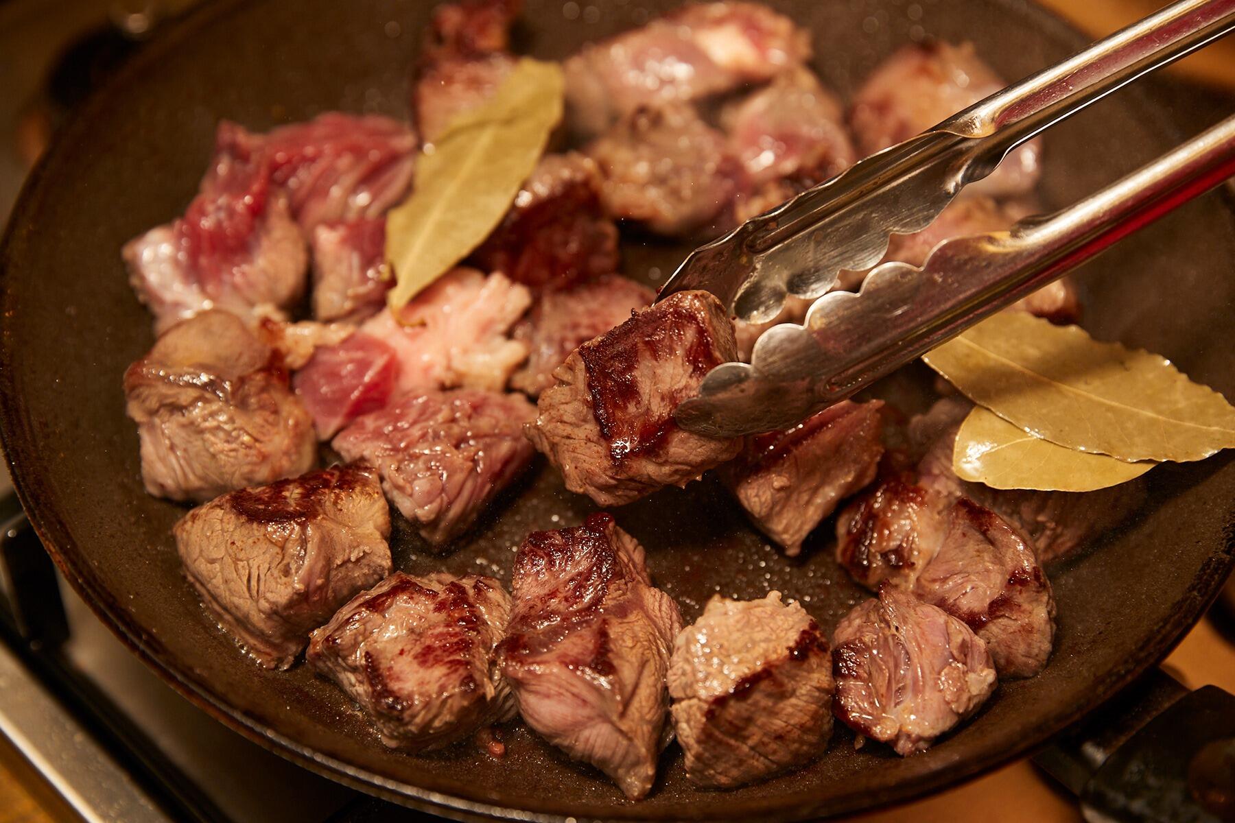 牛肉に焼き色をつける