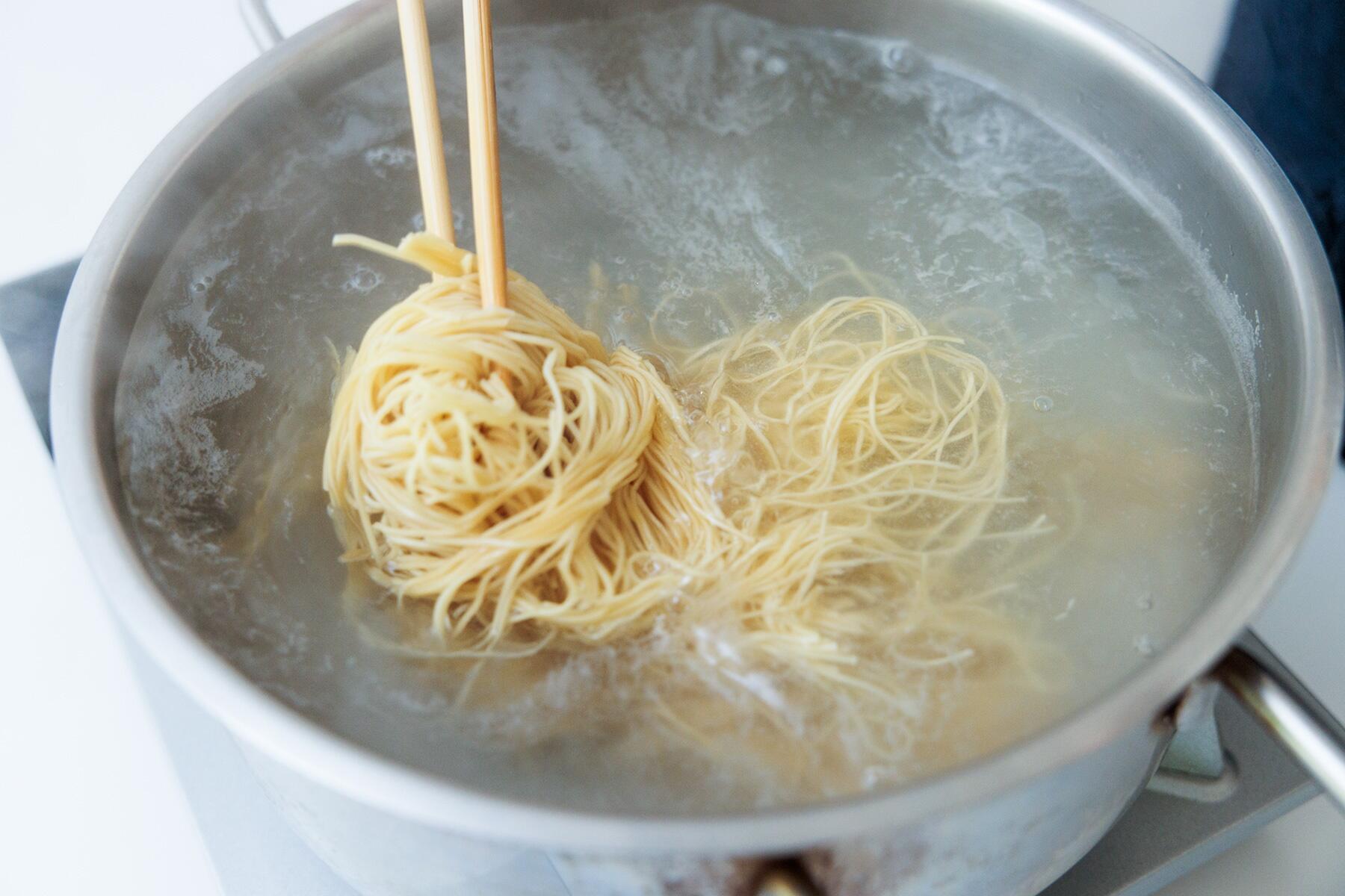香港麺の下ごしらえ