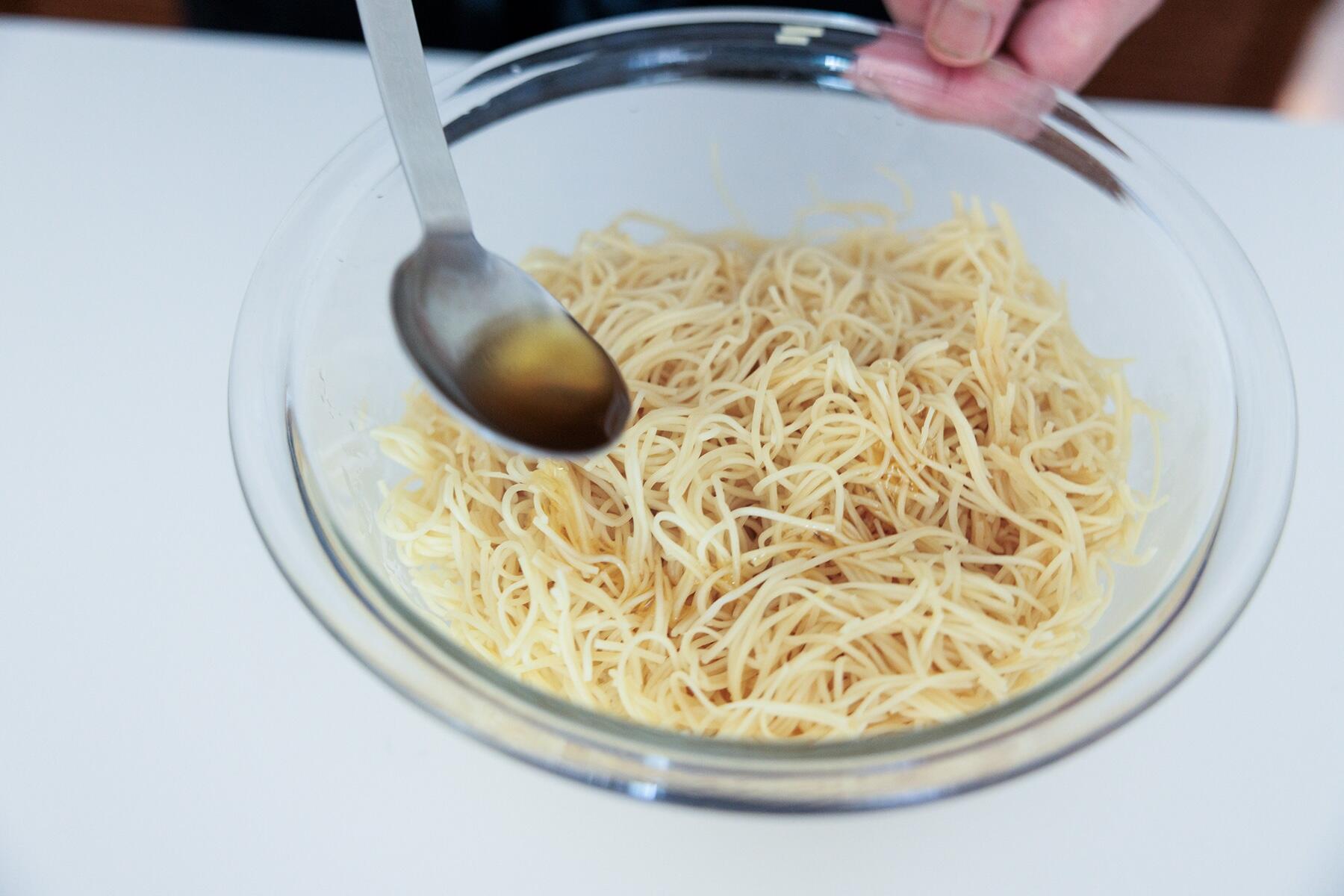 香港麺の下ごしらえ