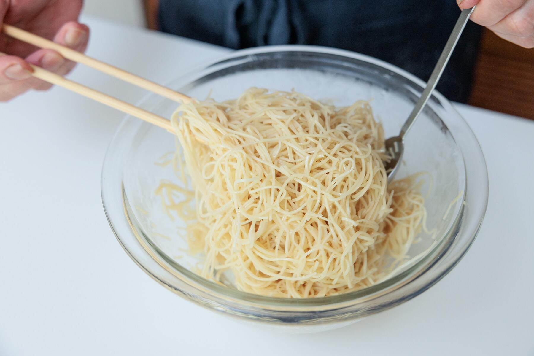 香港麺の下ごしらえ