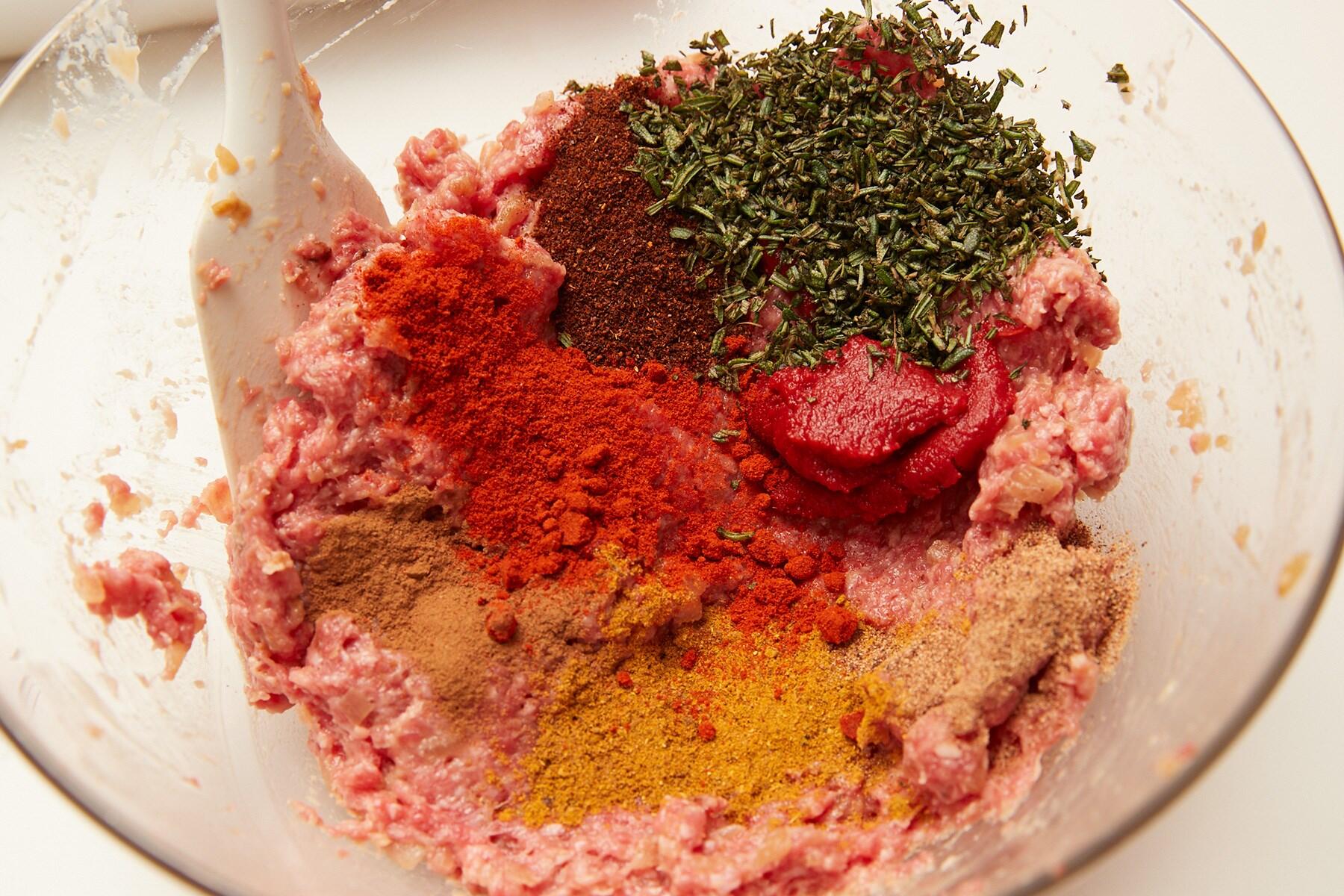 挽き肉とスパイスを混ぜる