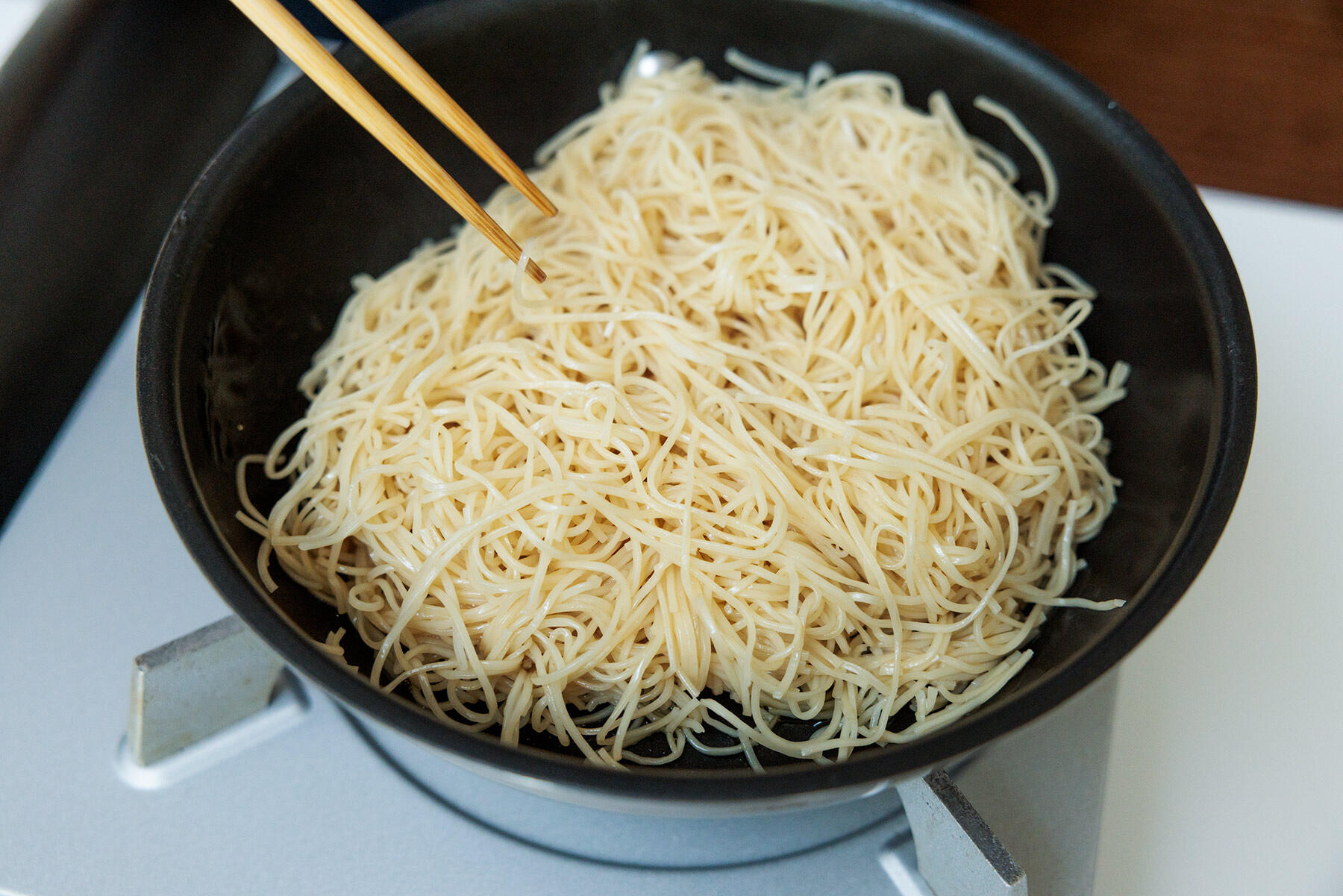 麺をフライパンに広げる