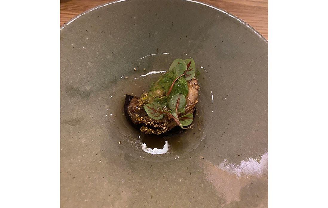 揚げなすに牡蠣のコンフィをのせたもの