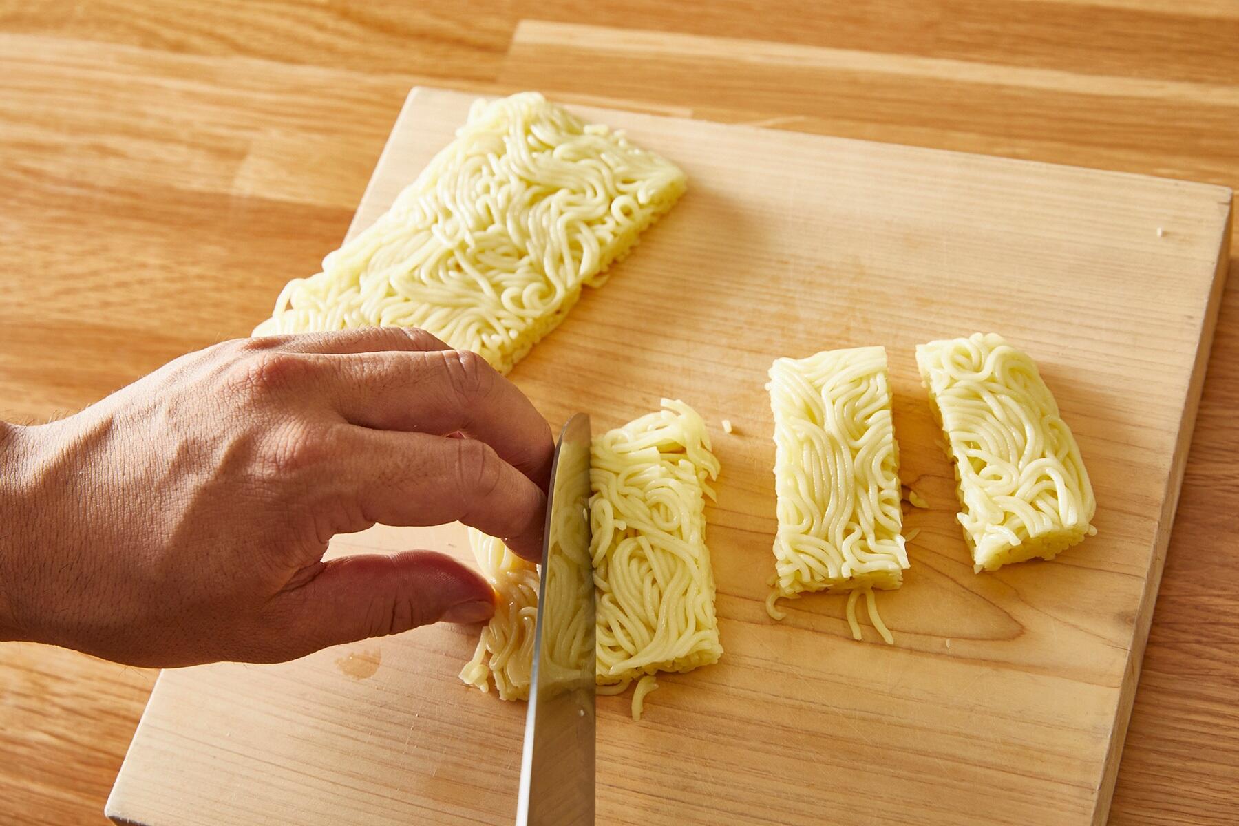麺を切る