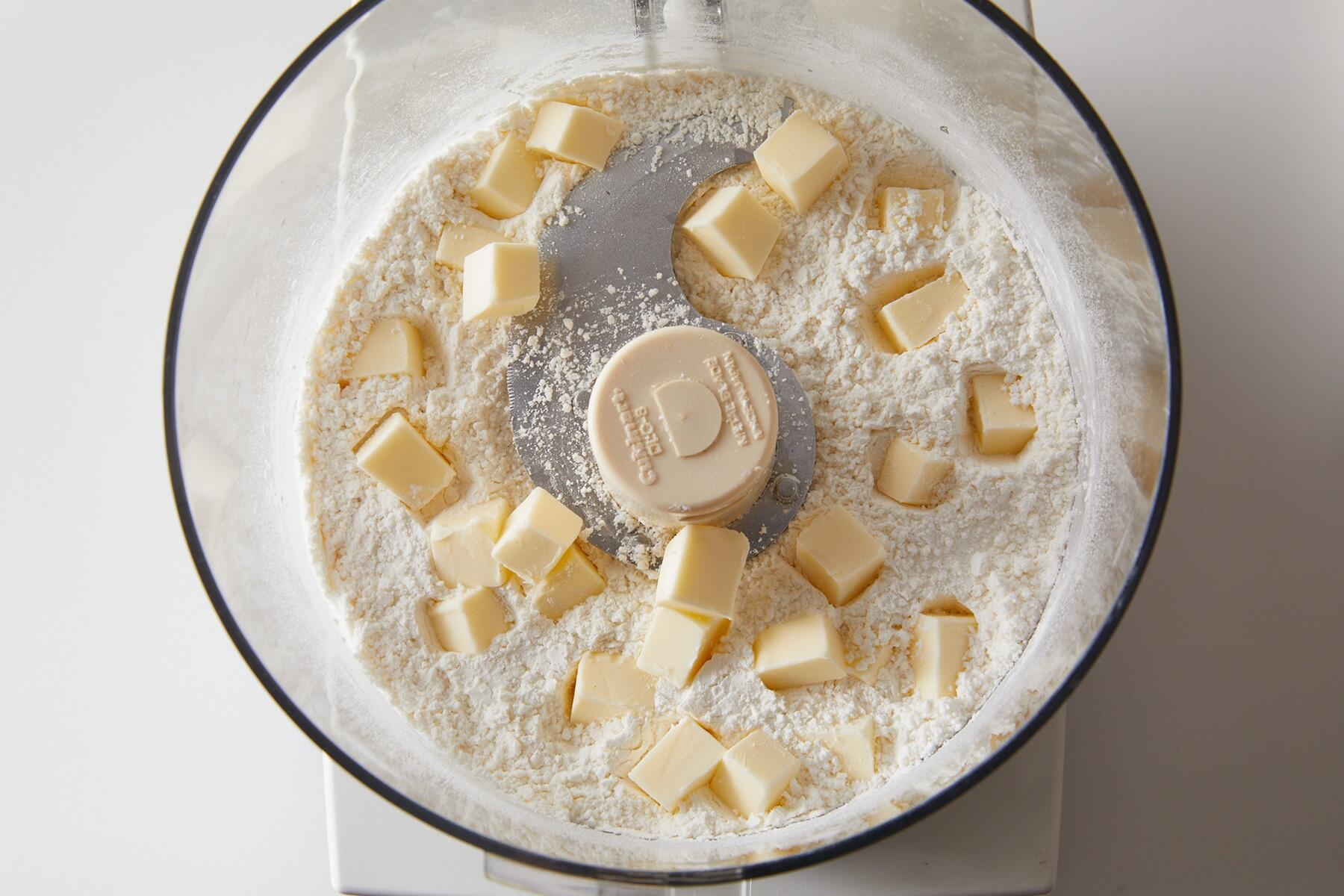 粉にバターを加える