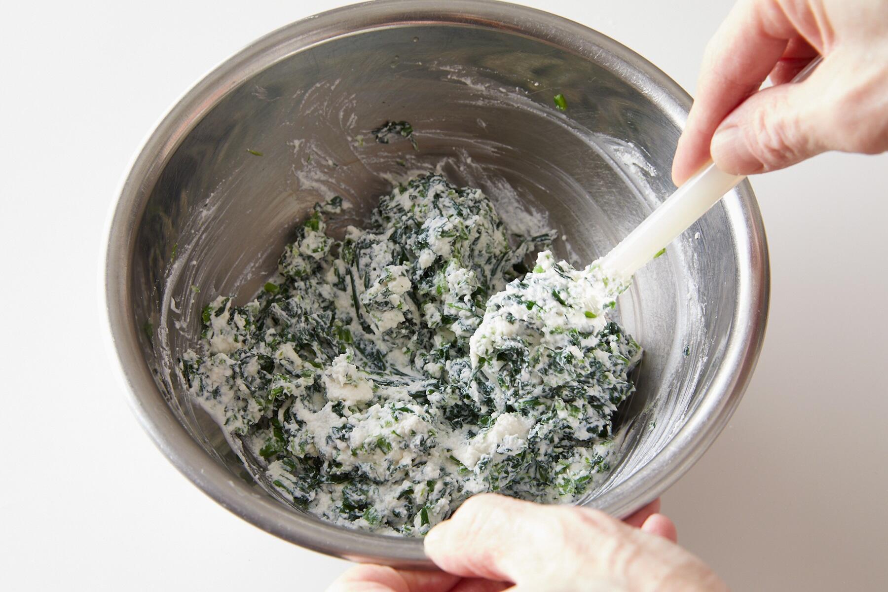 ほうれん草とチーズを混ぜる