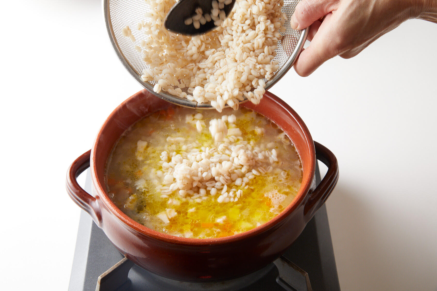 じゃがいもと大麦を加える