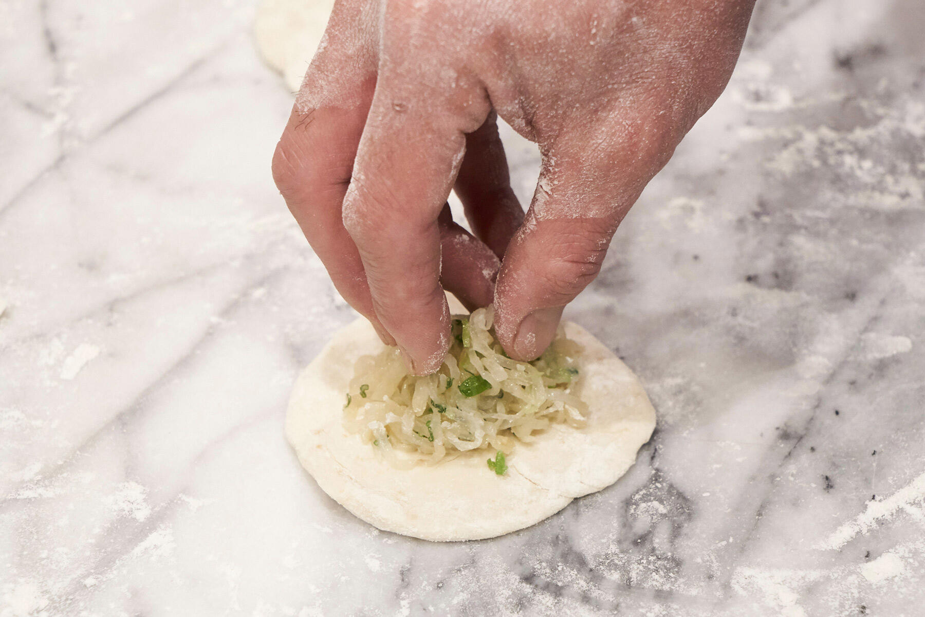 大根フィリングを包んで成形する