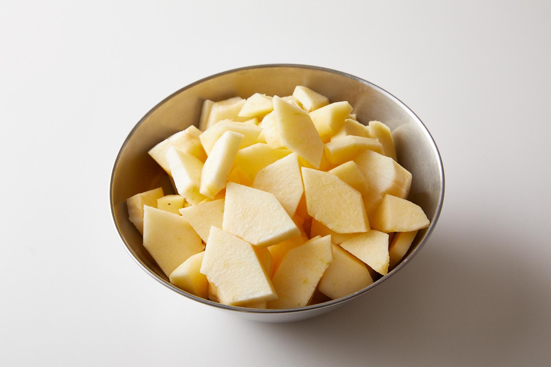 りんごをカットする