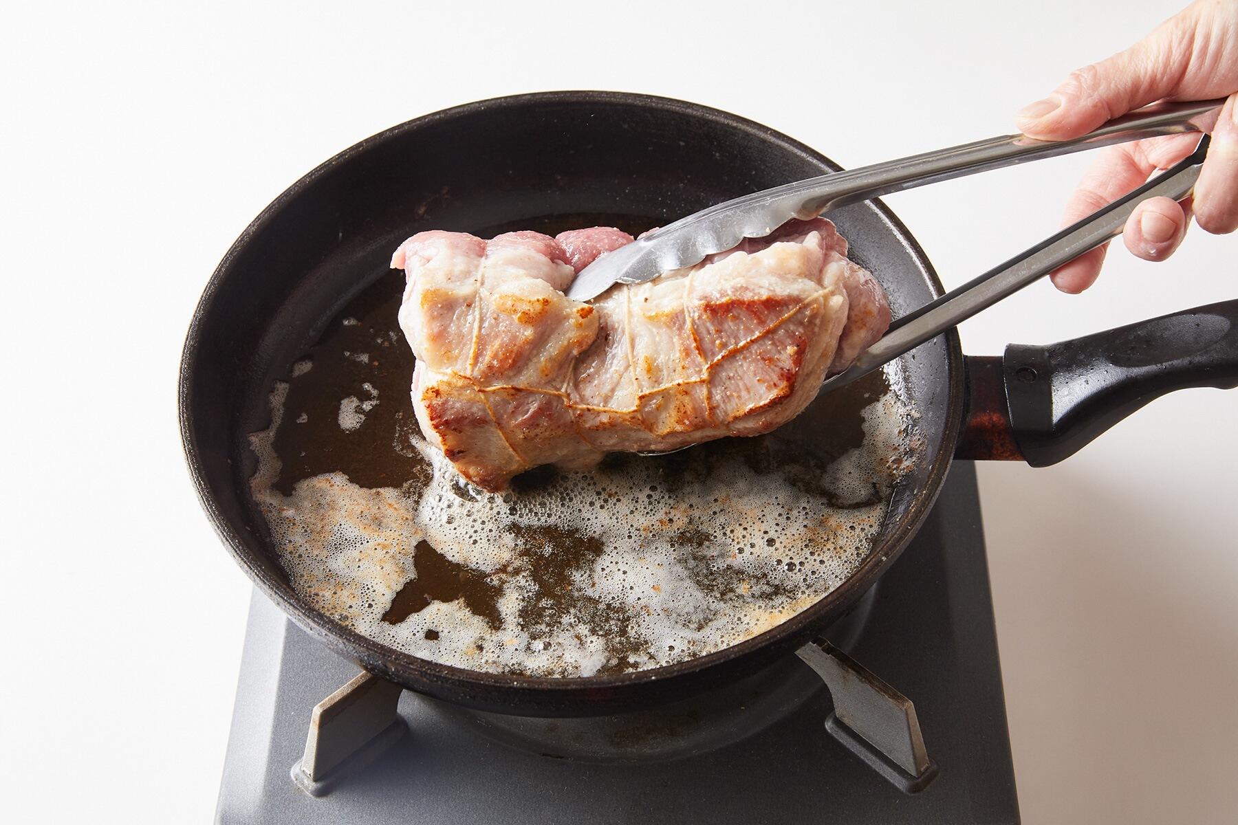 豚肉に焼き目をつける