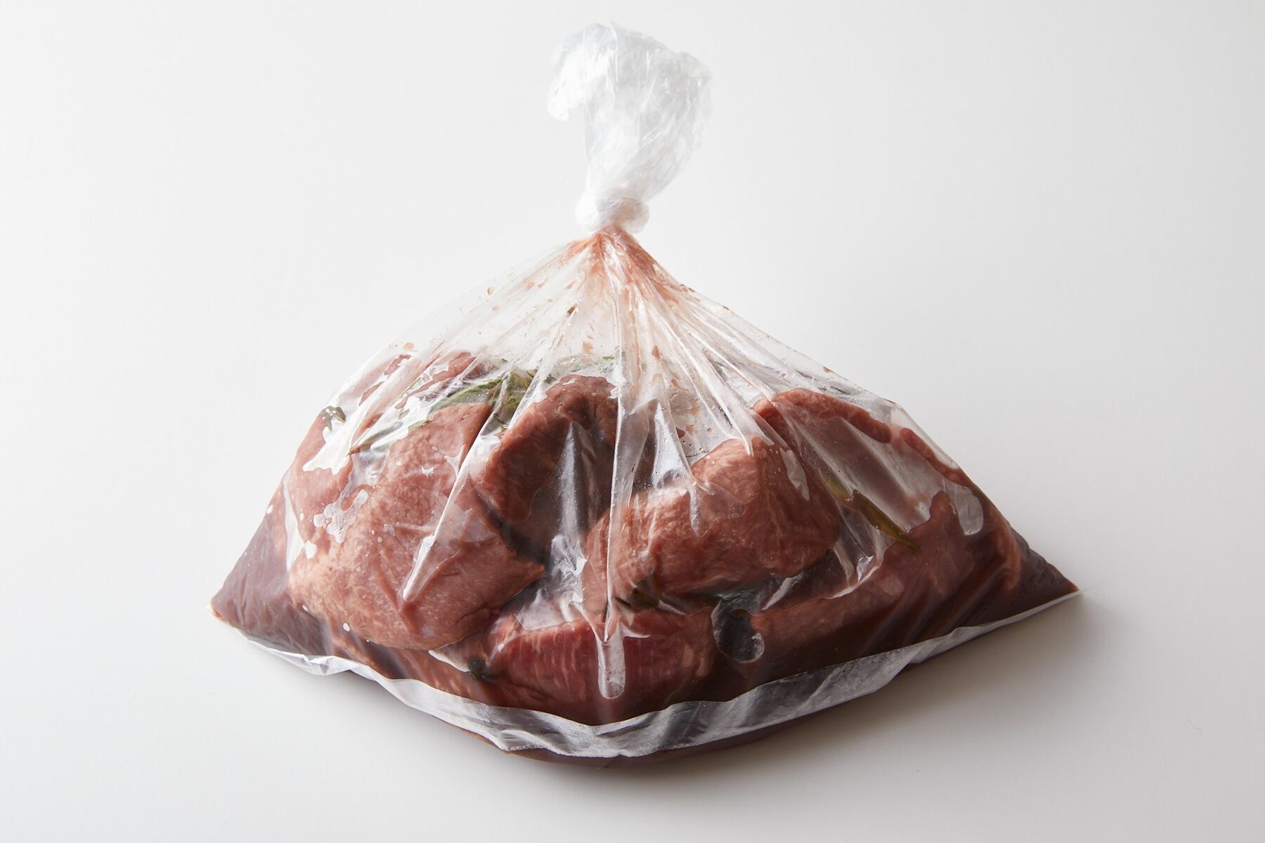 肉をマリネする