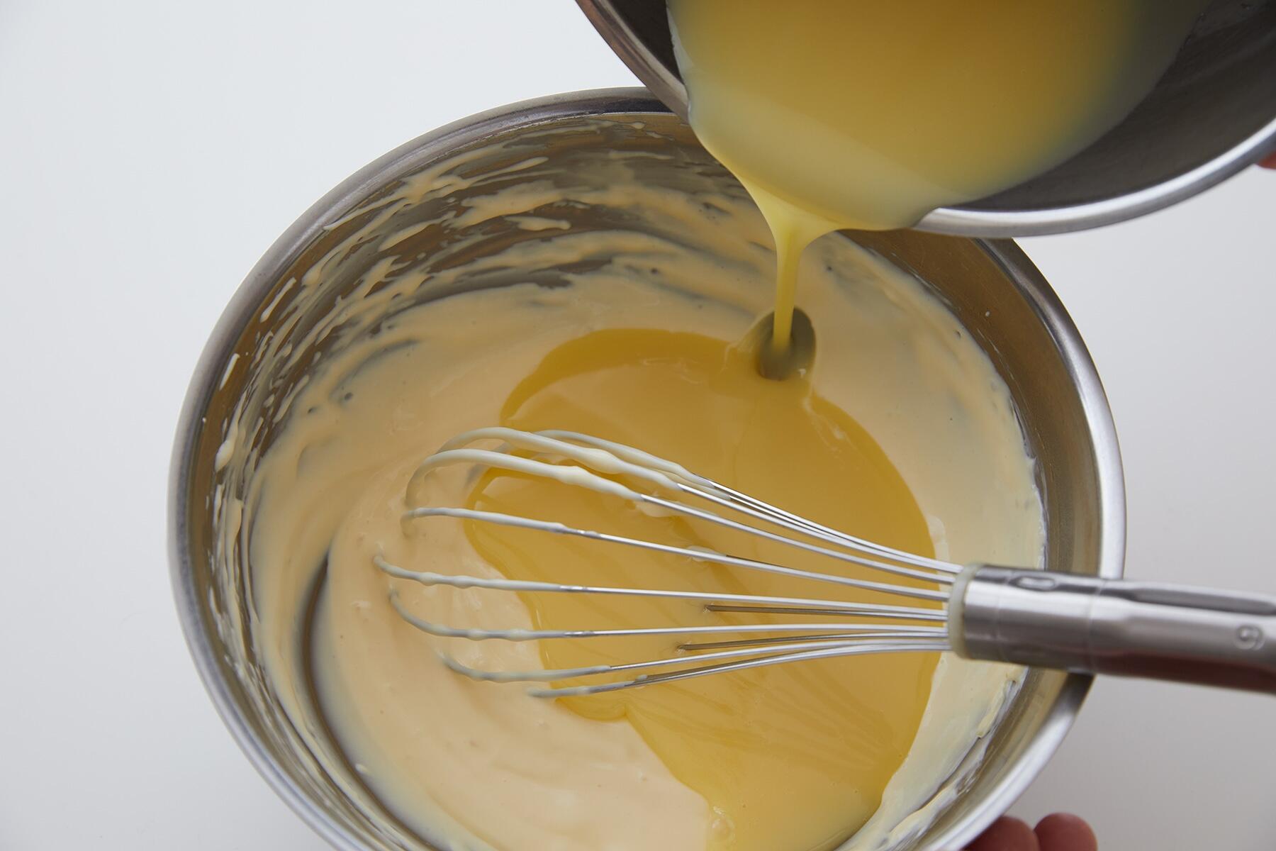 チョコレートとクリームを混ぜる