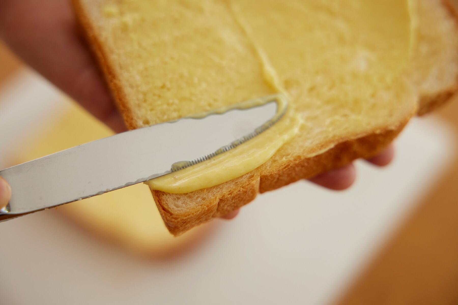 パンの端まできっちりと塗る