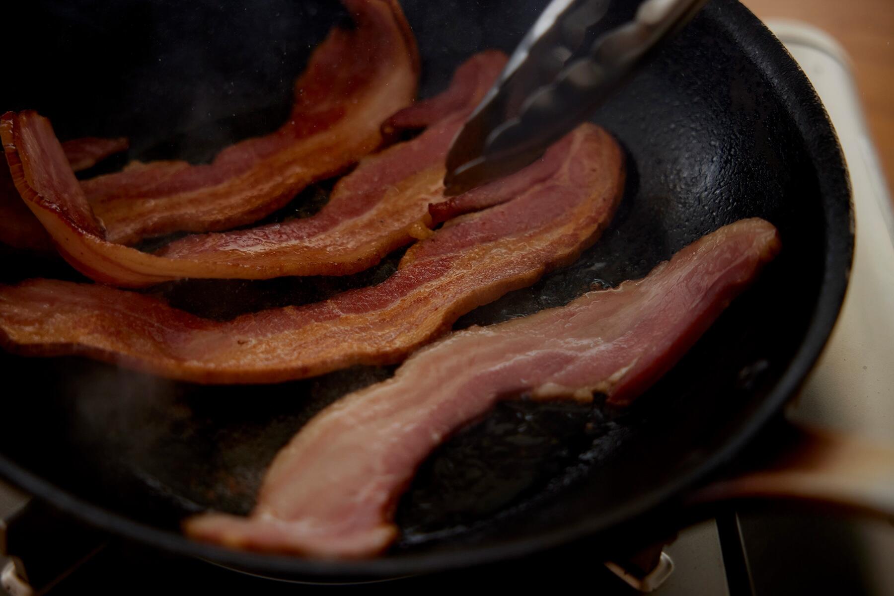 ベーコンを焼く