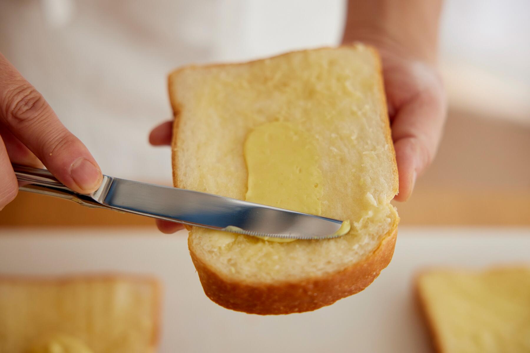 パンにバターを塗る