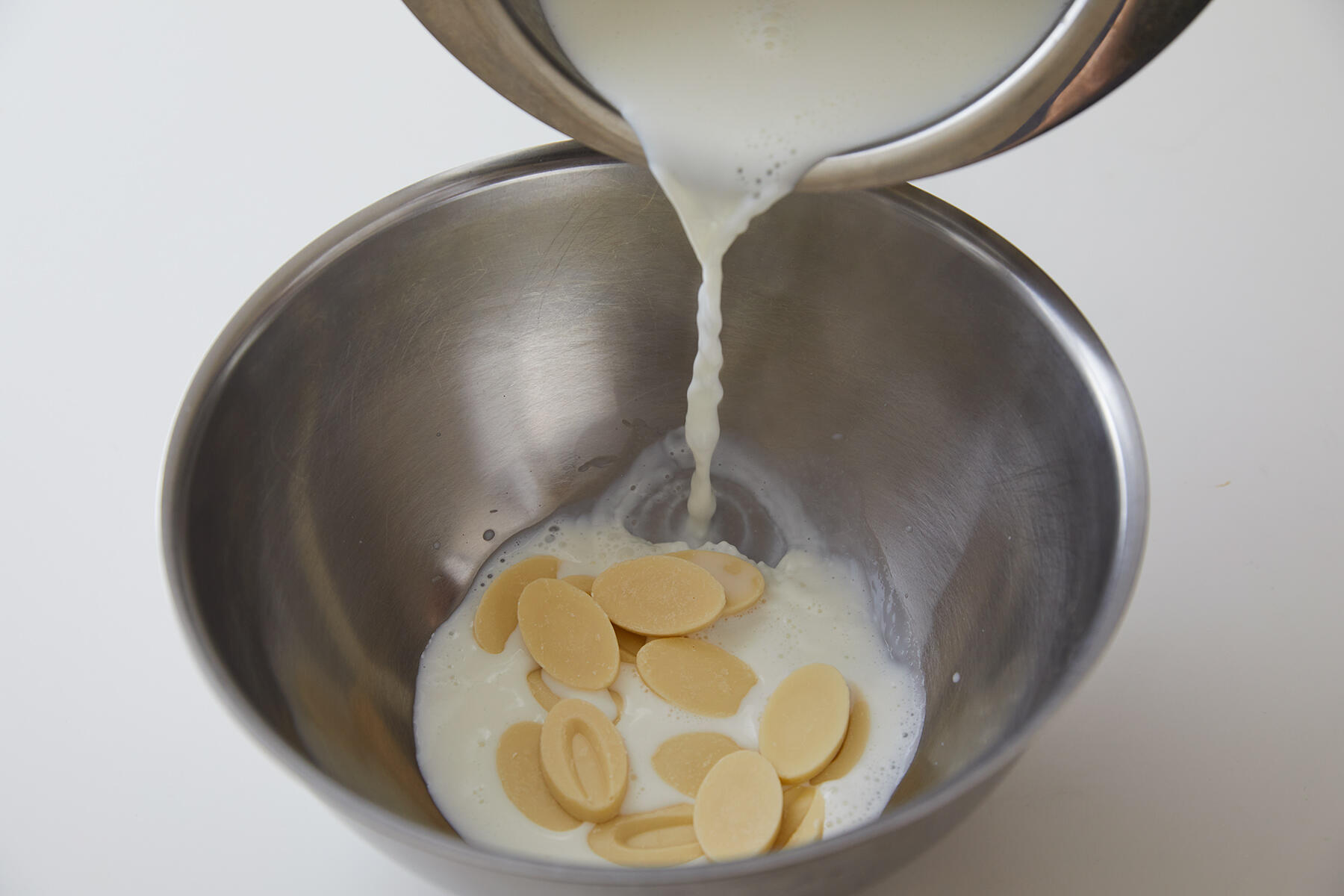 ホワイトチョコレートを加える