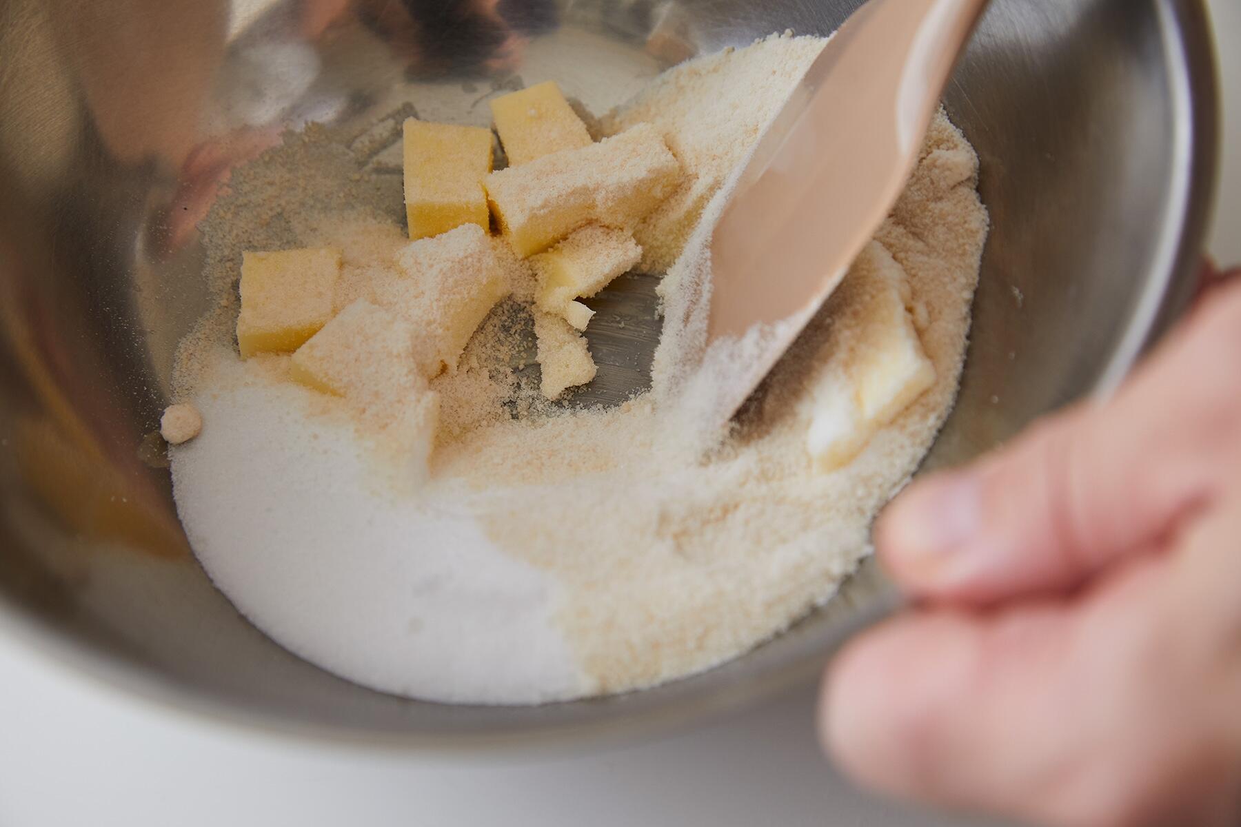バター、砂糖類を練り合わせる