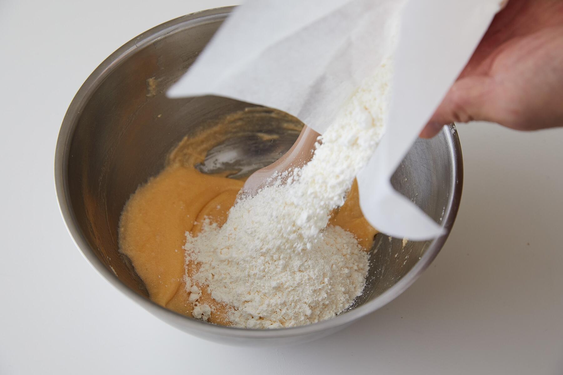 粉類を加える