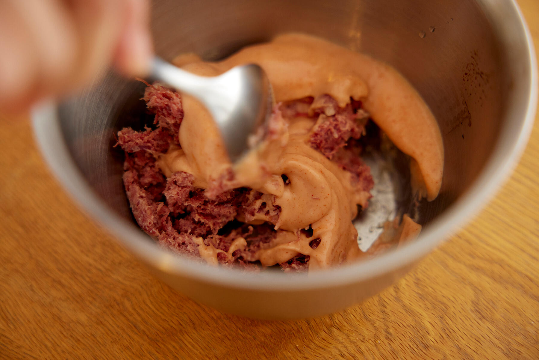 コンビーフとソースを混ぜる