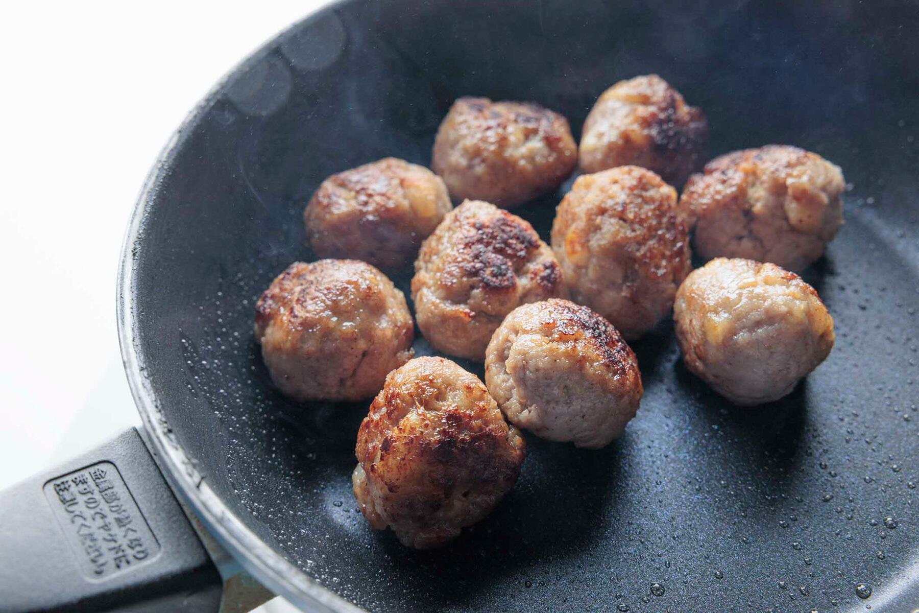 〈肉だんごをつくる〉焼く