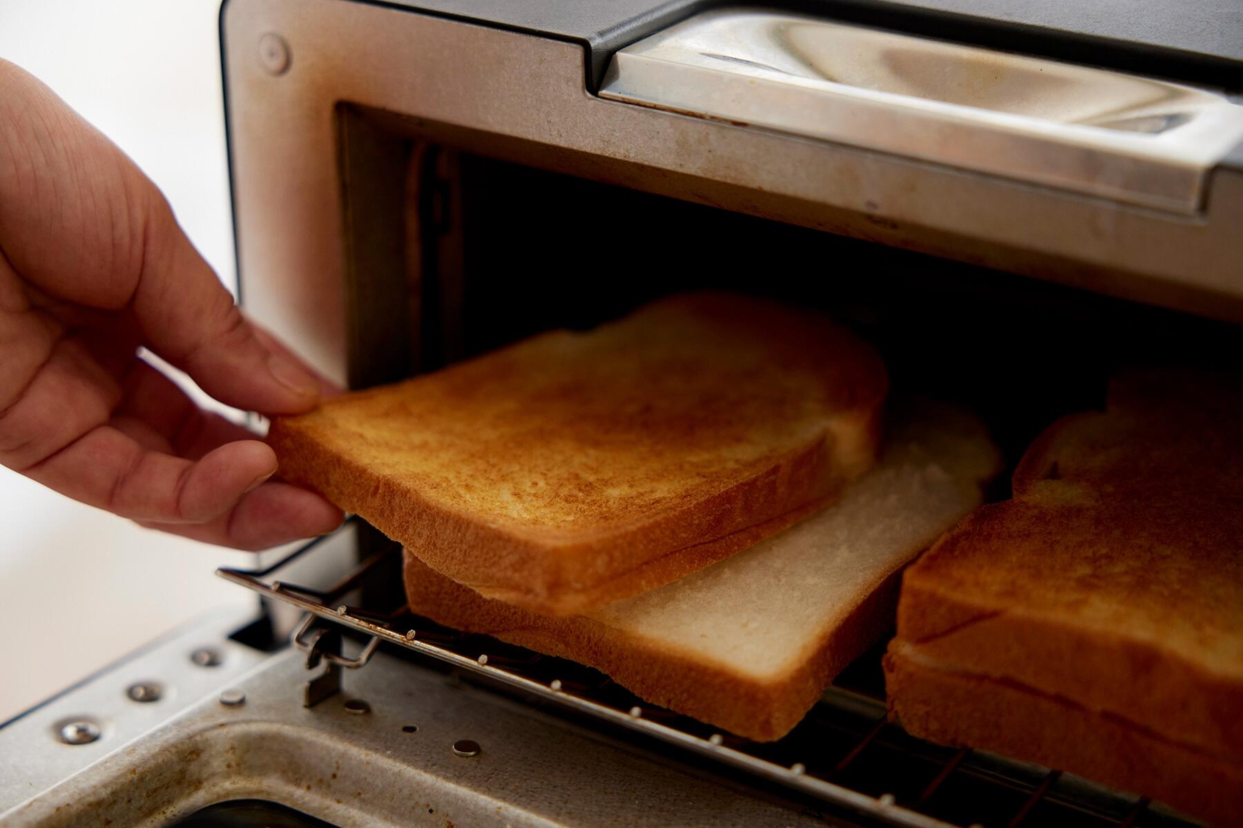パンを2枚重ねてオーブントースターで焼く
