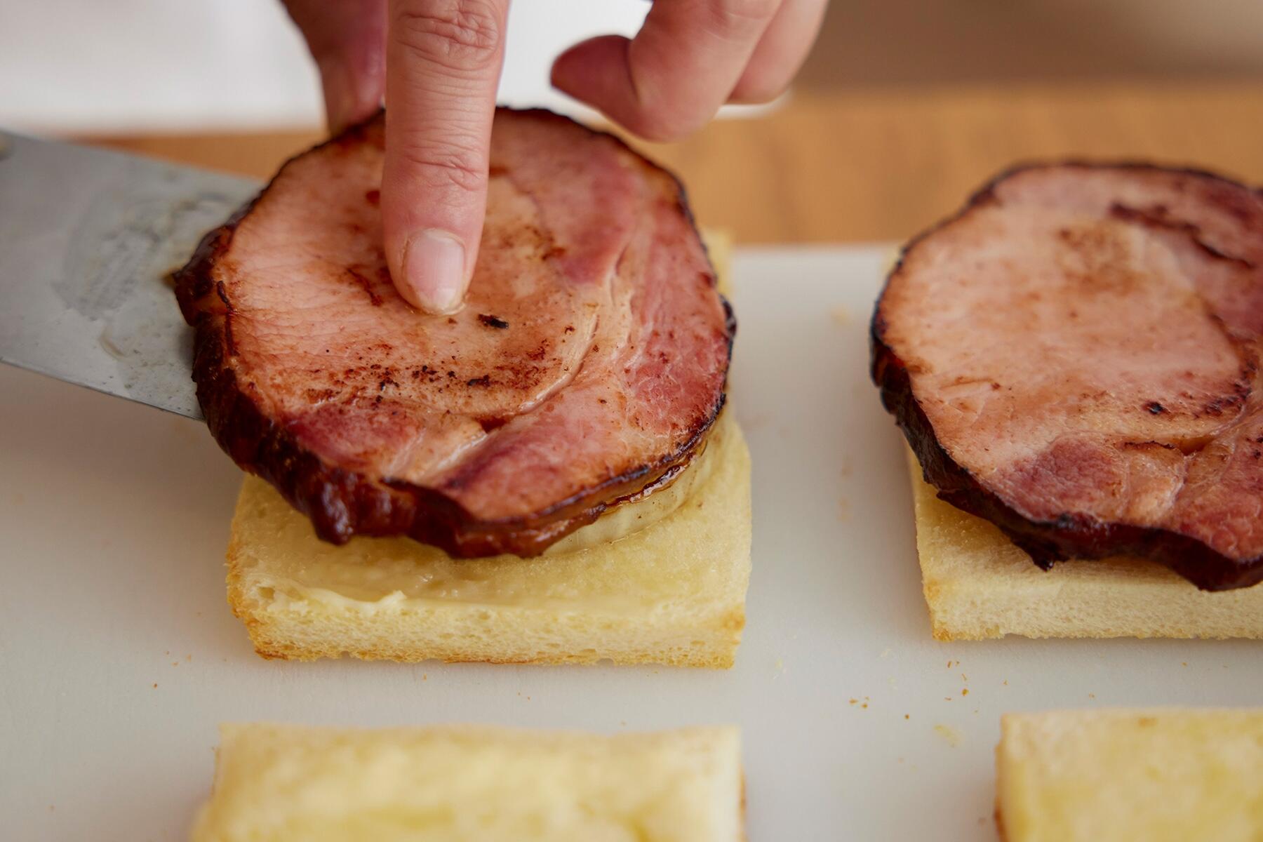 パンに具材をのせる