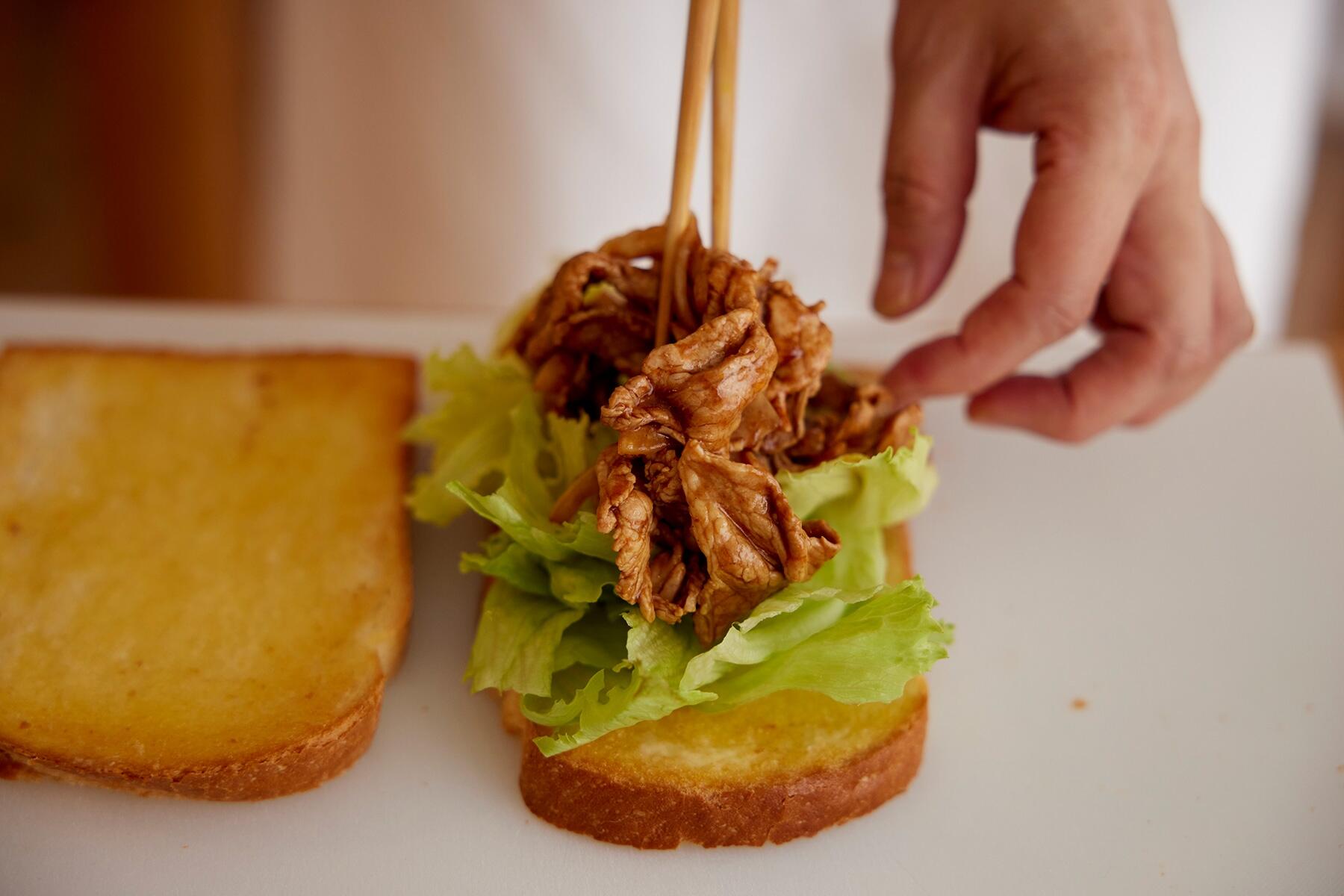 レタスとポークをのせる