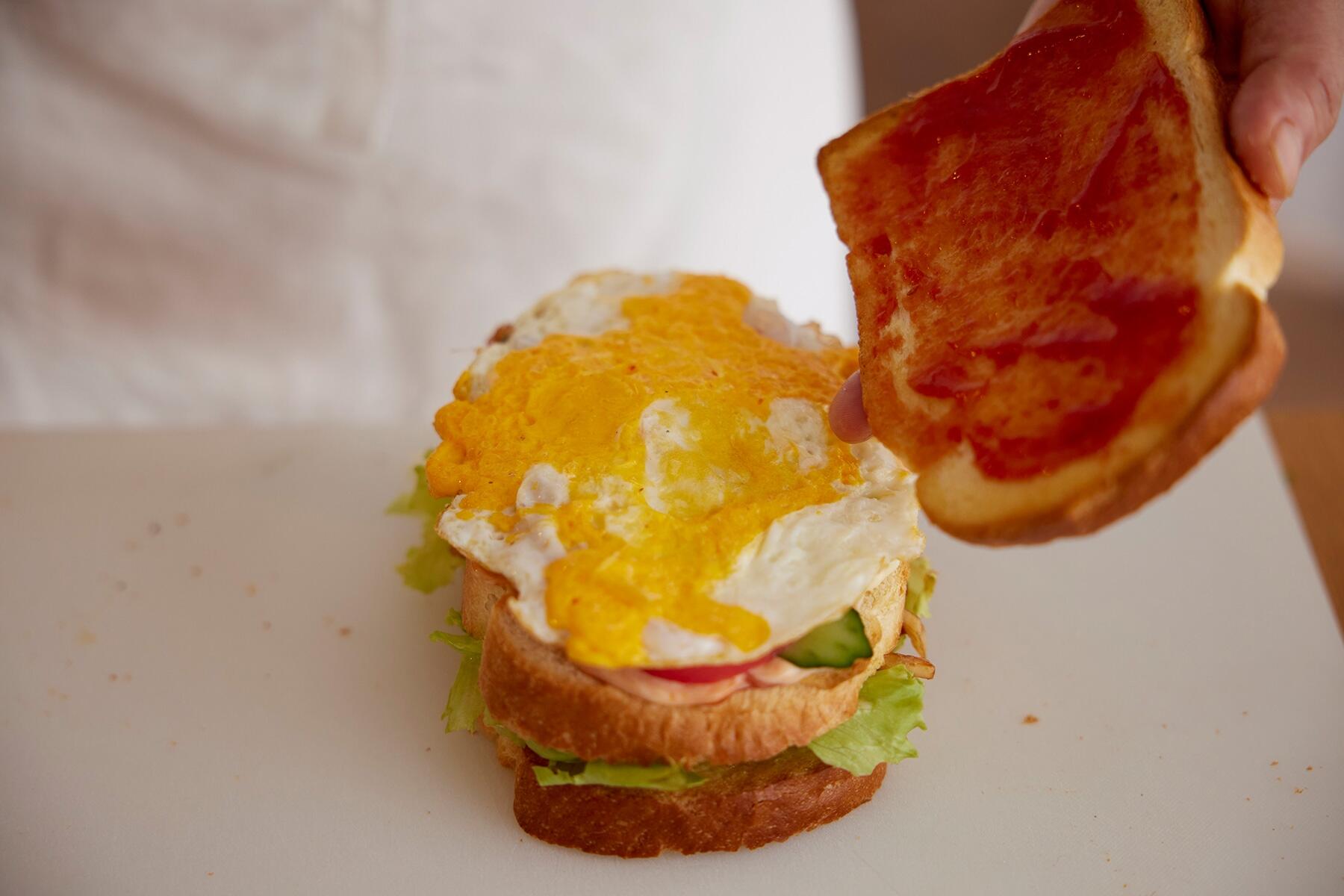 目玉焼きをのせる