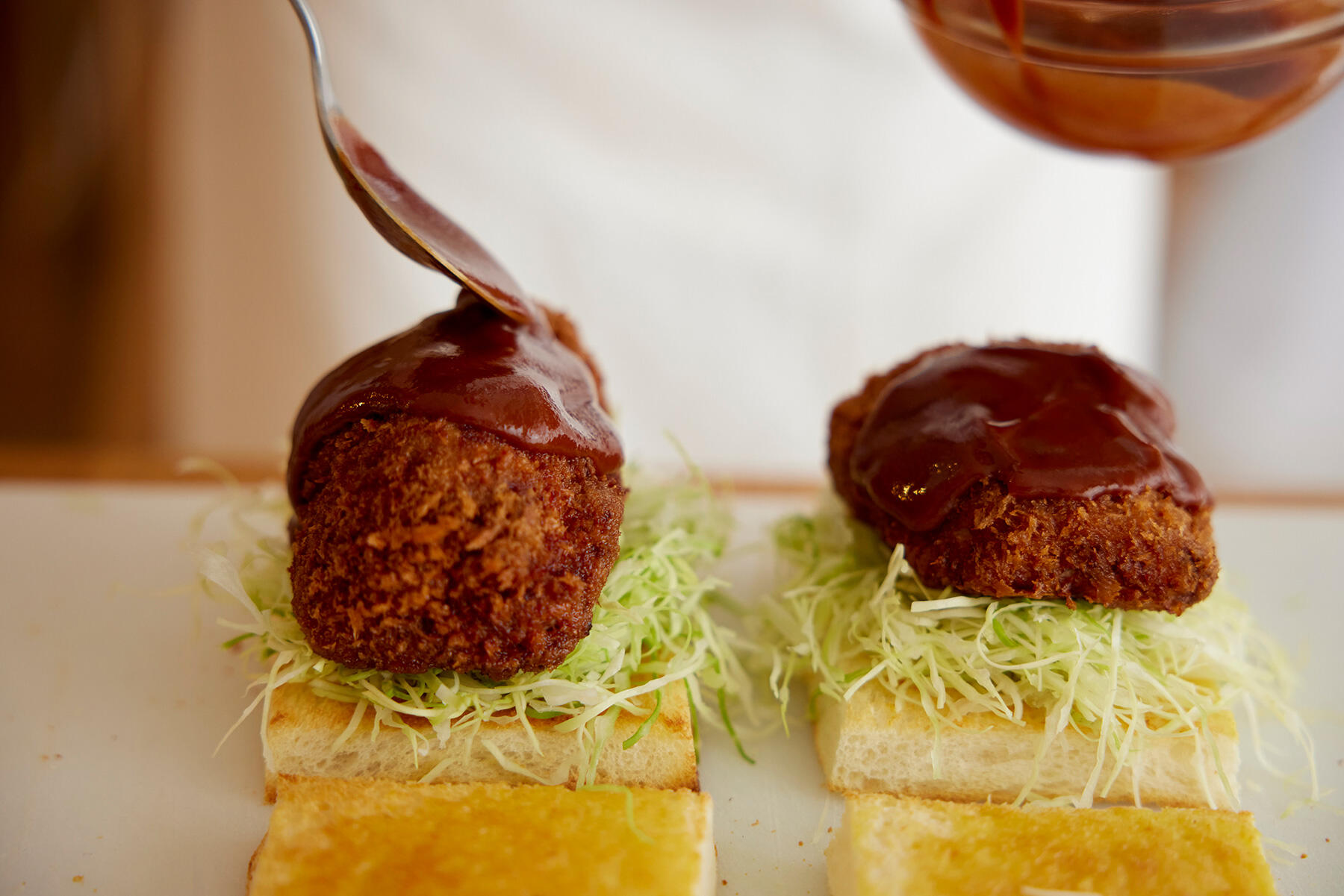 カツをパンにのせる