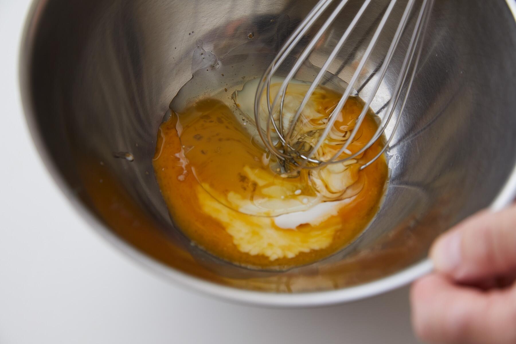 卵、牛乳などを混ぜる