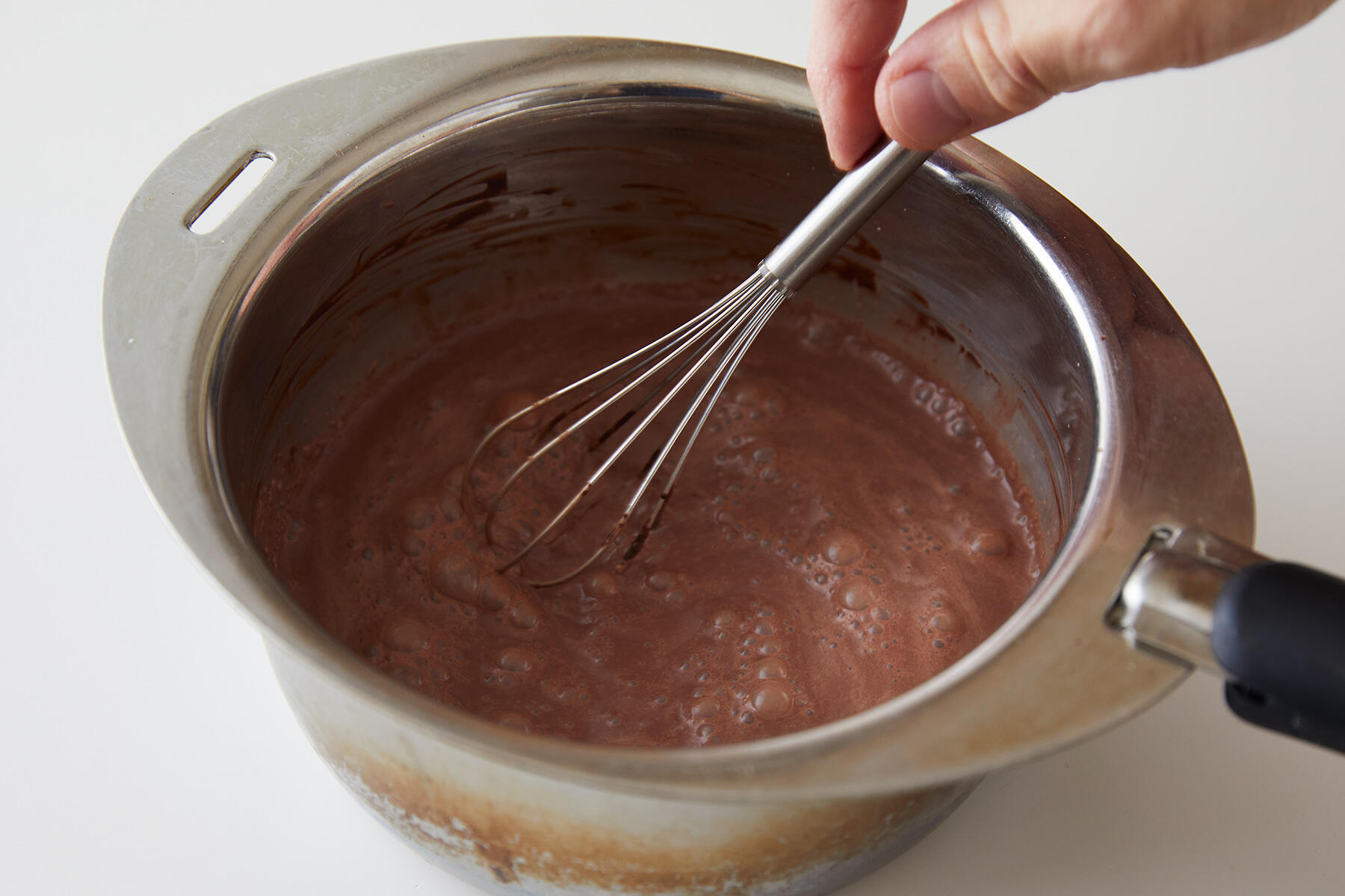 水と牛乳を加える