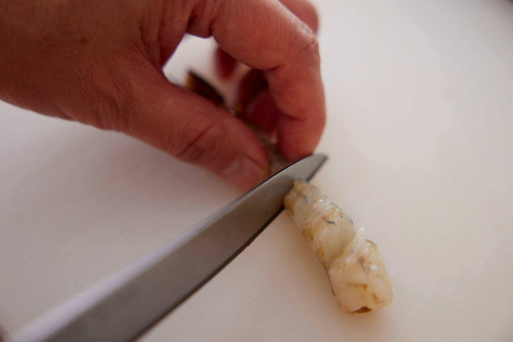 海老の下ごしらえ