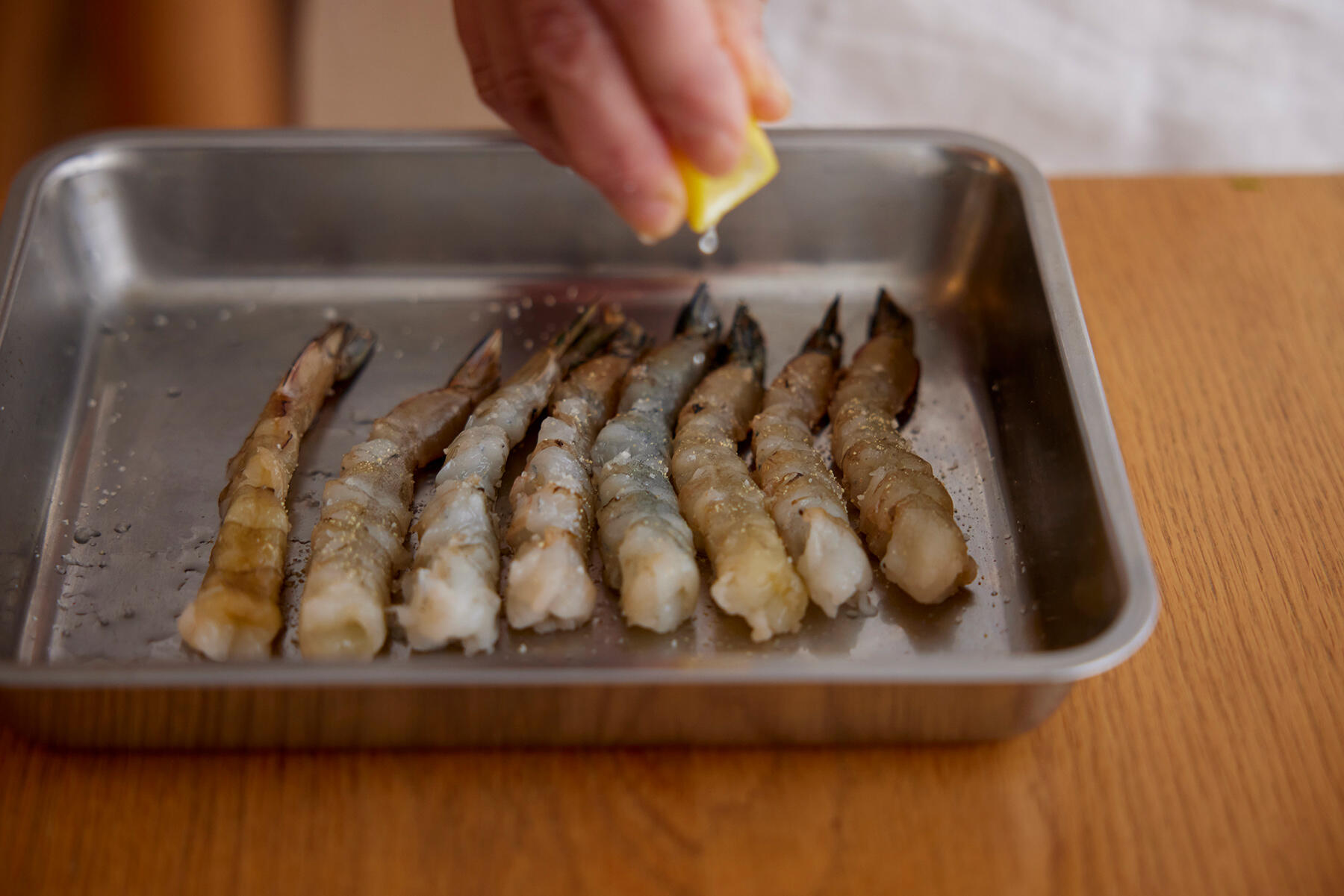 海老に衣をつける