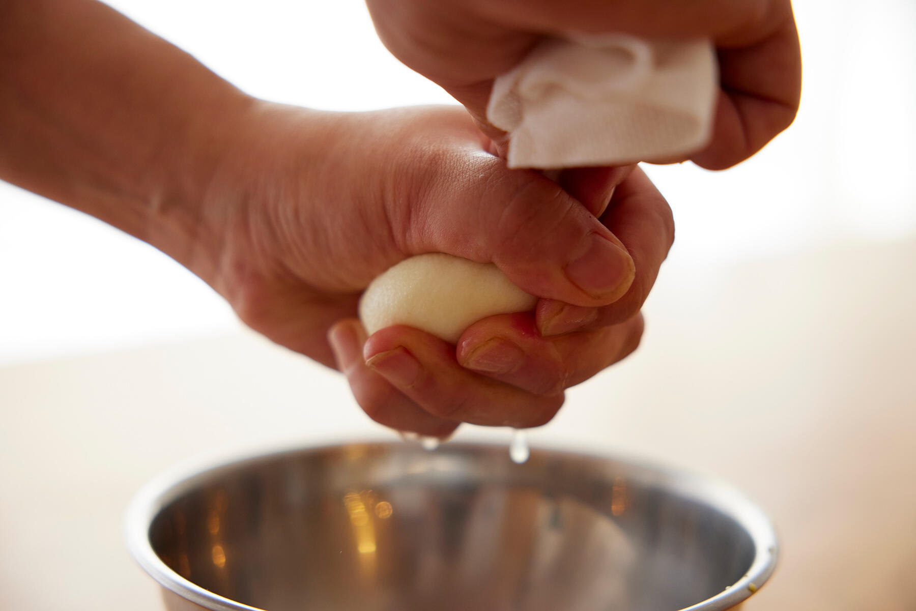 ゆで卵を白身と黄身に分ける