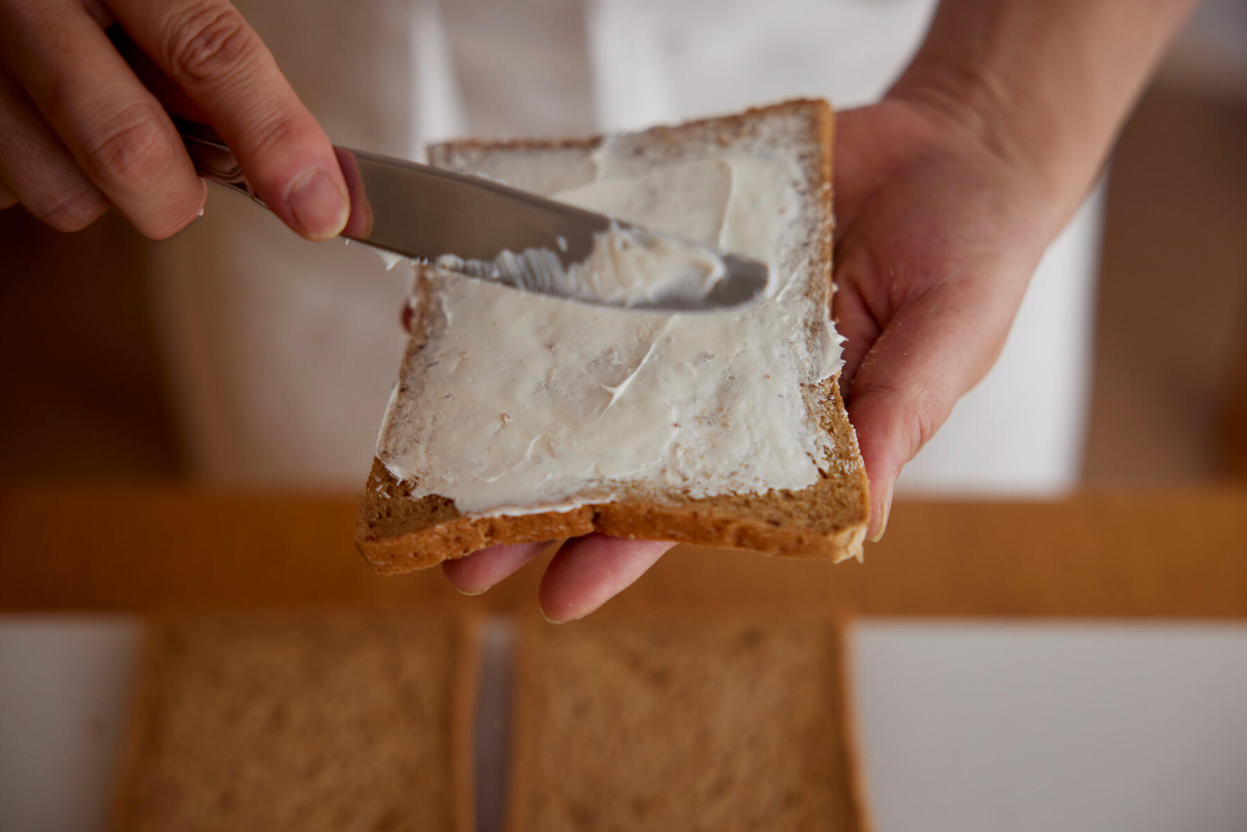 パンにサワークリームを塗る