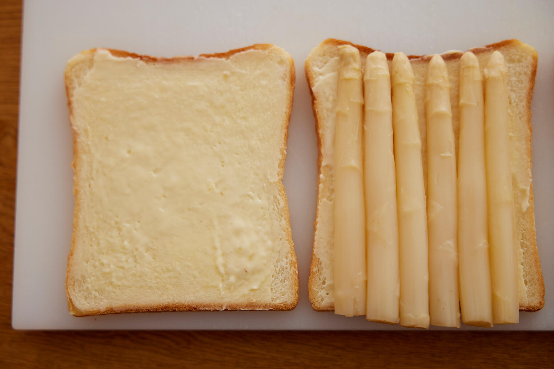 アスパラをサンドする