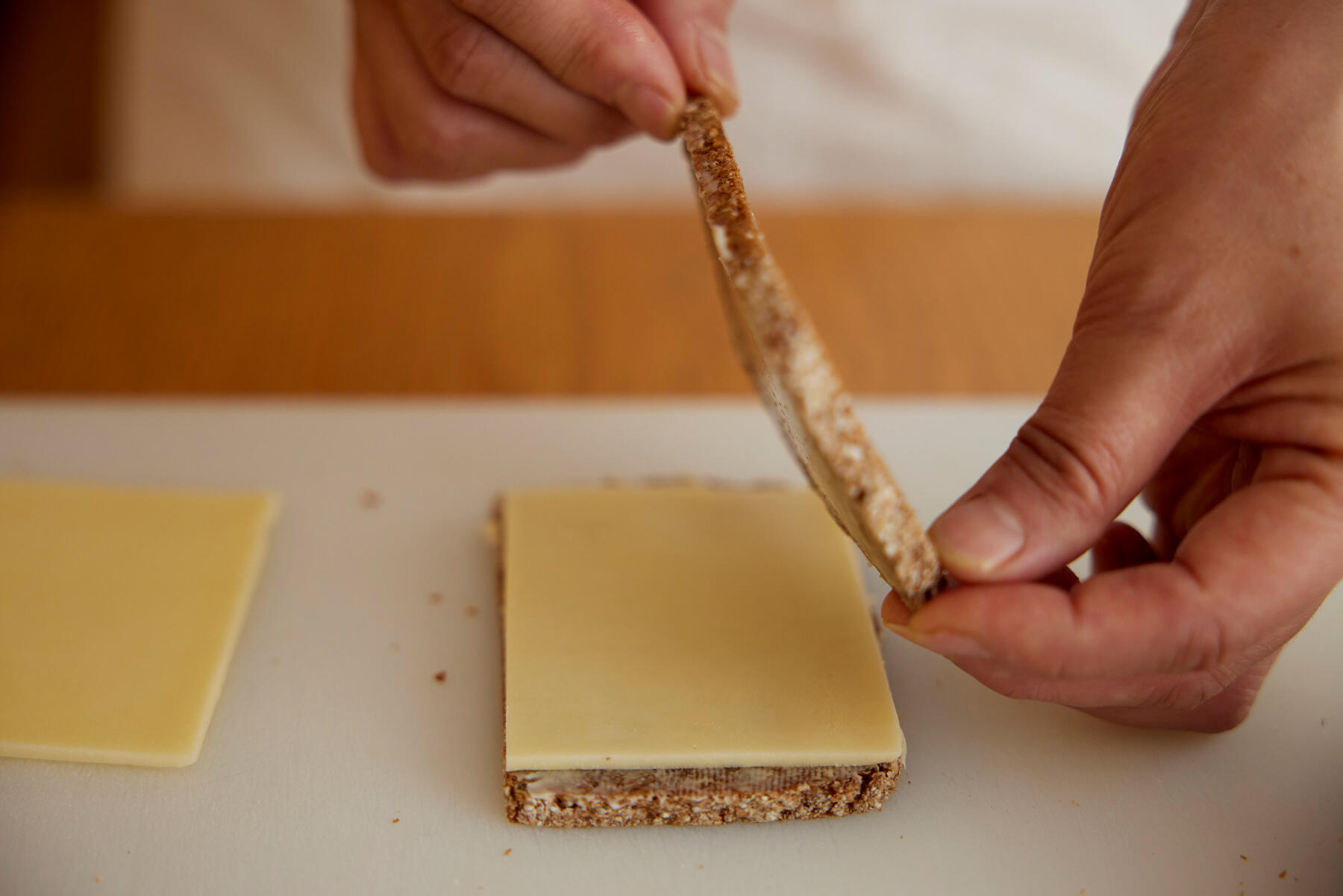 パンにバターを塗る