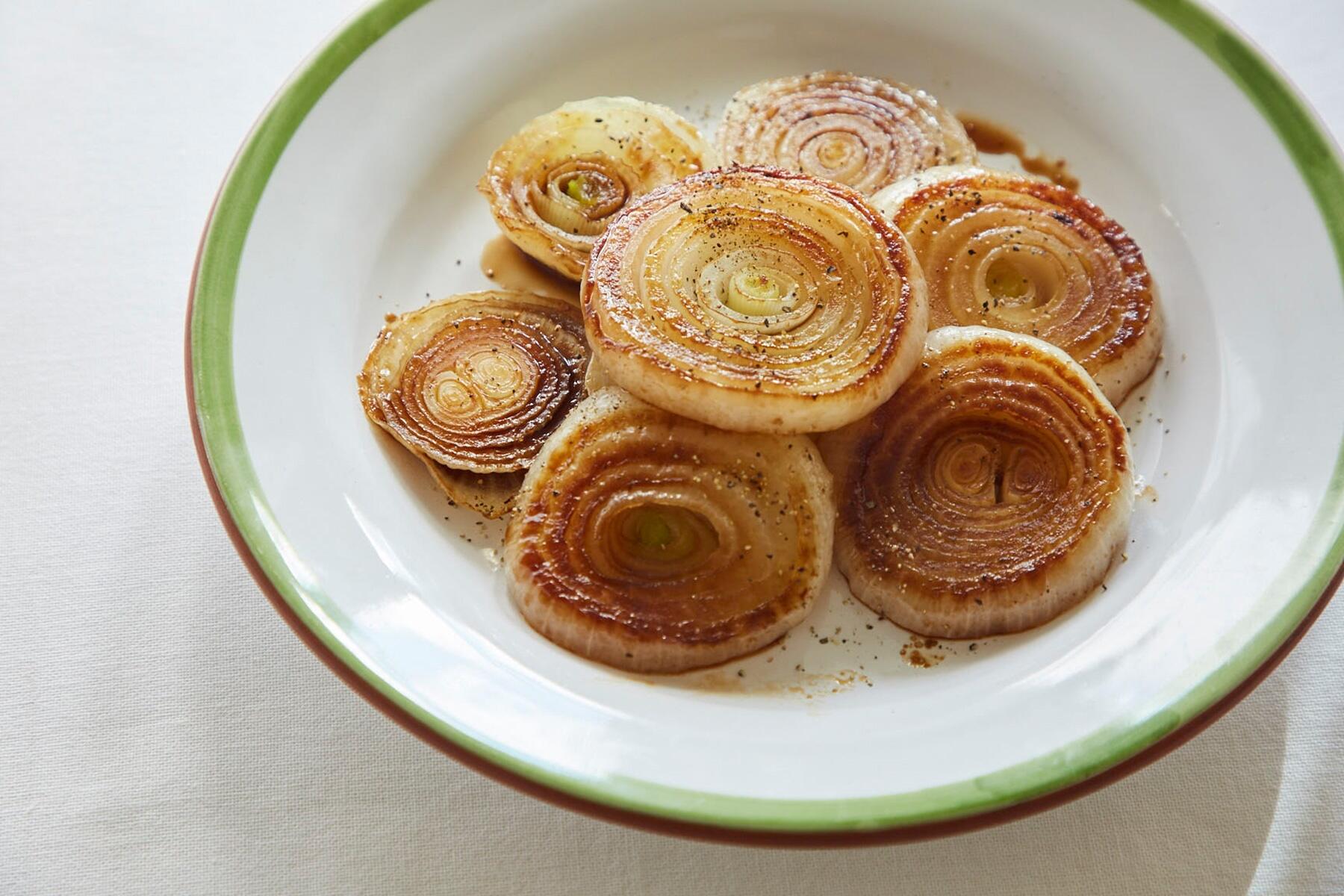 まろやかな酸味の“新玉ねぎのバルサミコソテー”
