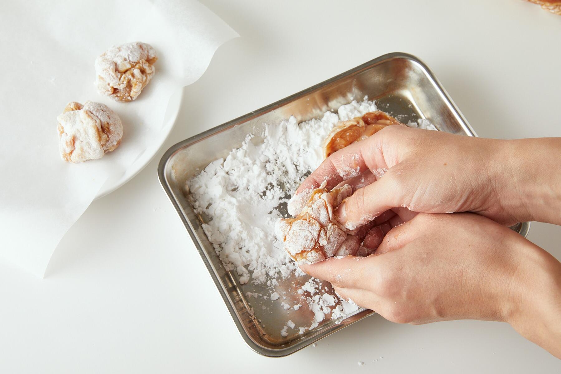 鶏肉に下味をつけ、粉をまぶす