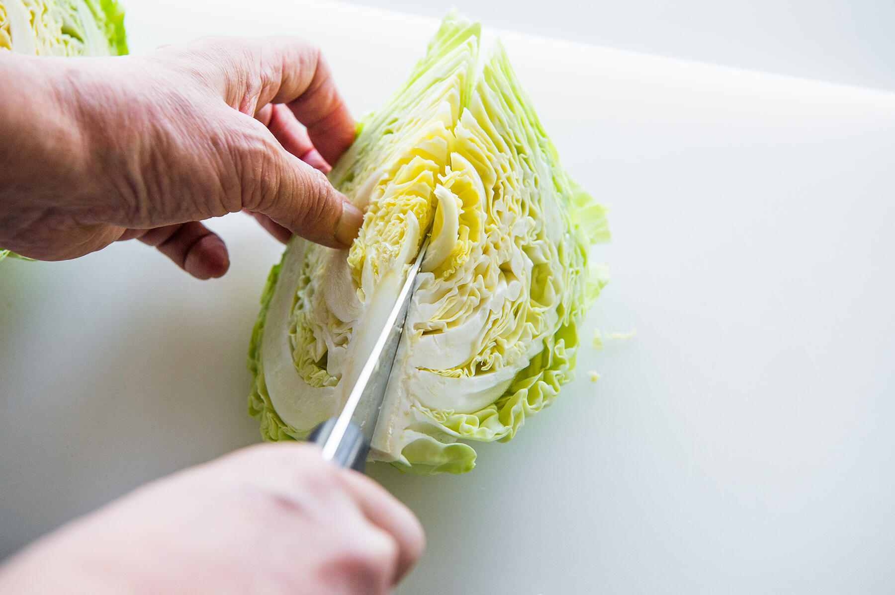 キャベツを切る