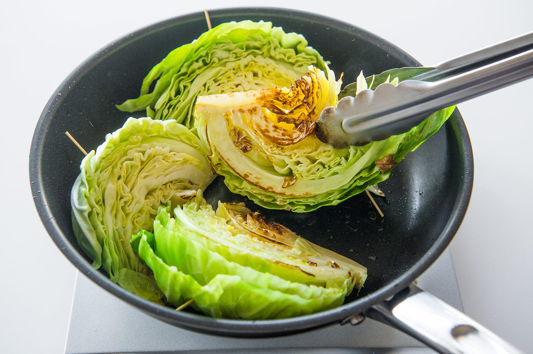 キャベツに焼き目をつける