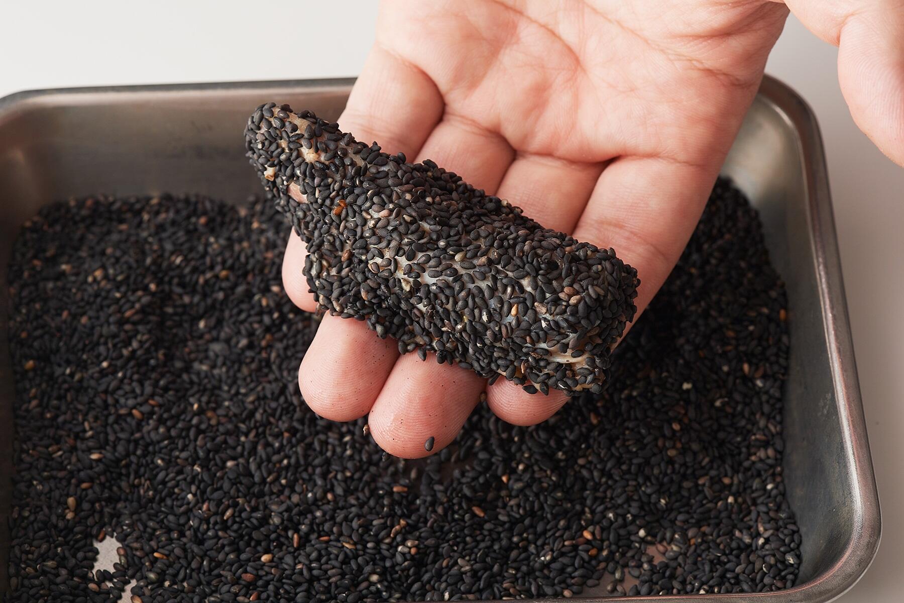 黒胡麻をまぶす