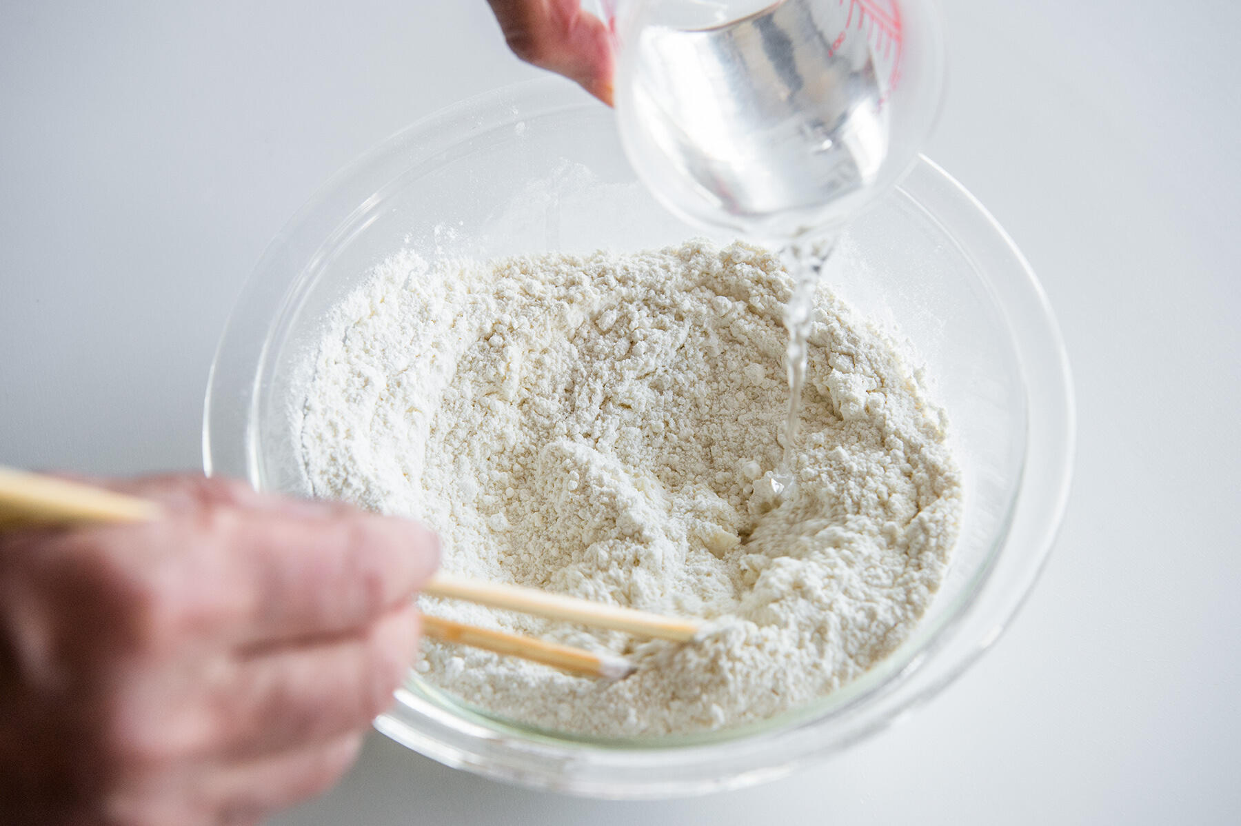 粉とぬるま湯をまぜる