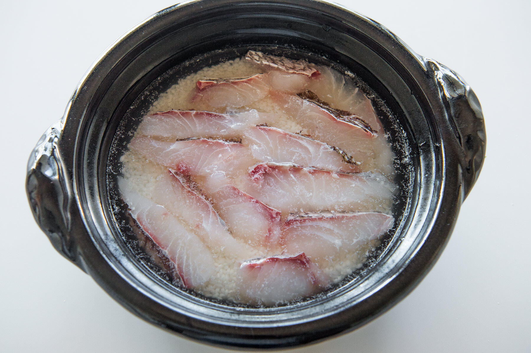 土鍋に材料を入れる