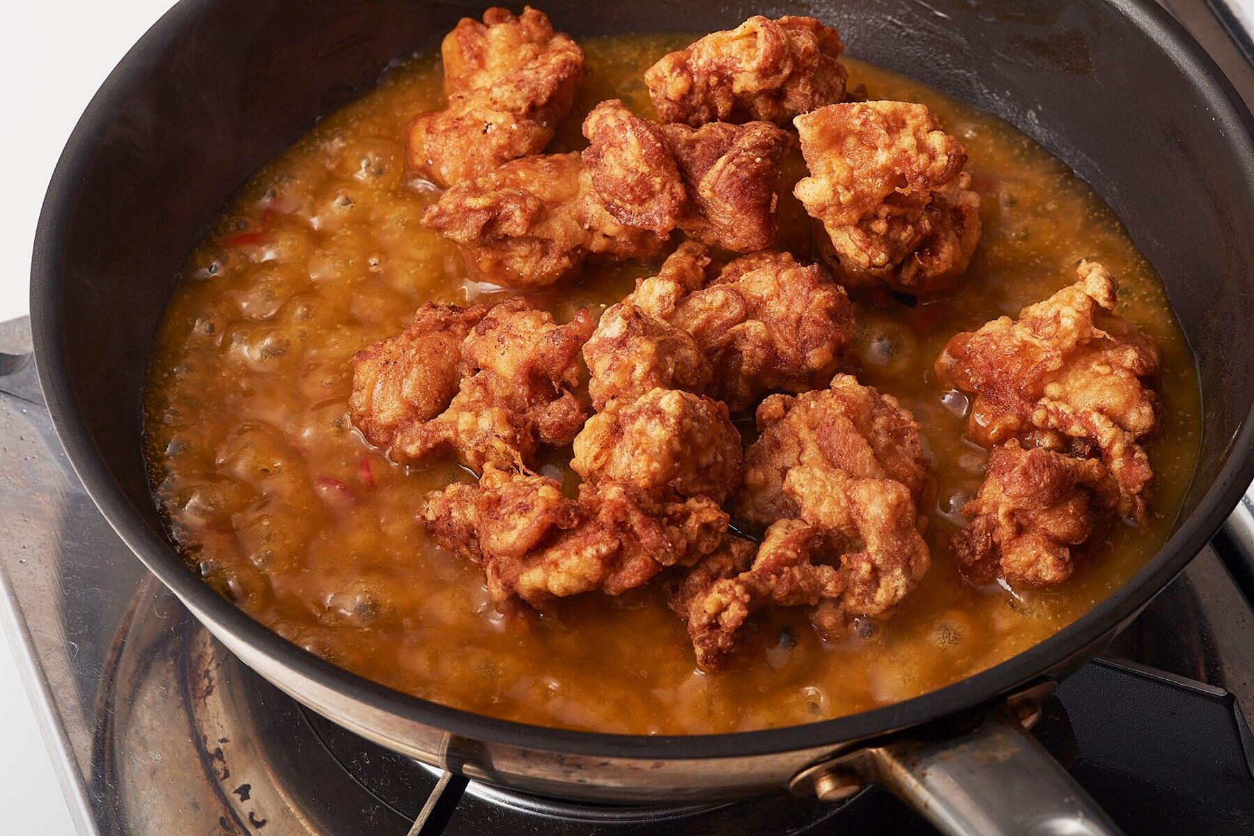 ソースをからめる