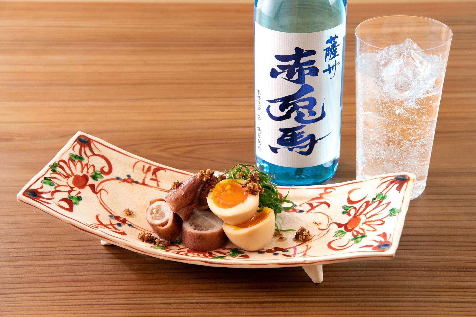 「薩州 赤兎馬 20度」と子持ちヤリイカの甘煮とトロトロ半熟卵