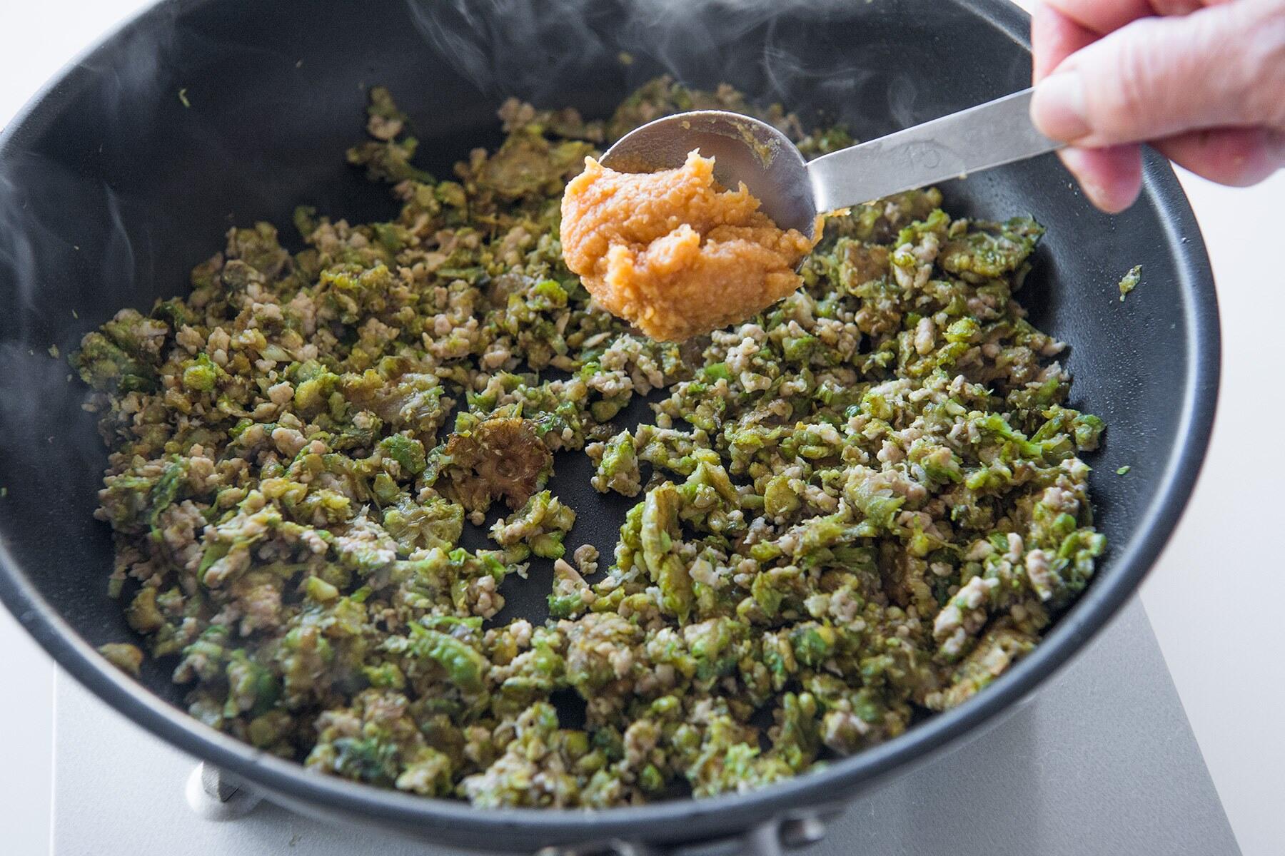 挽き肉を炒める